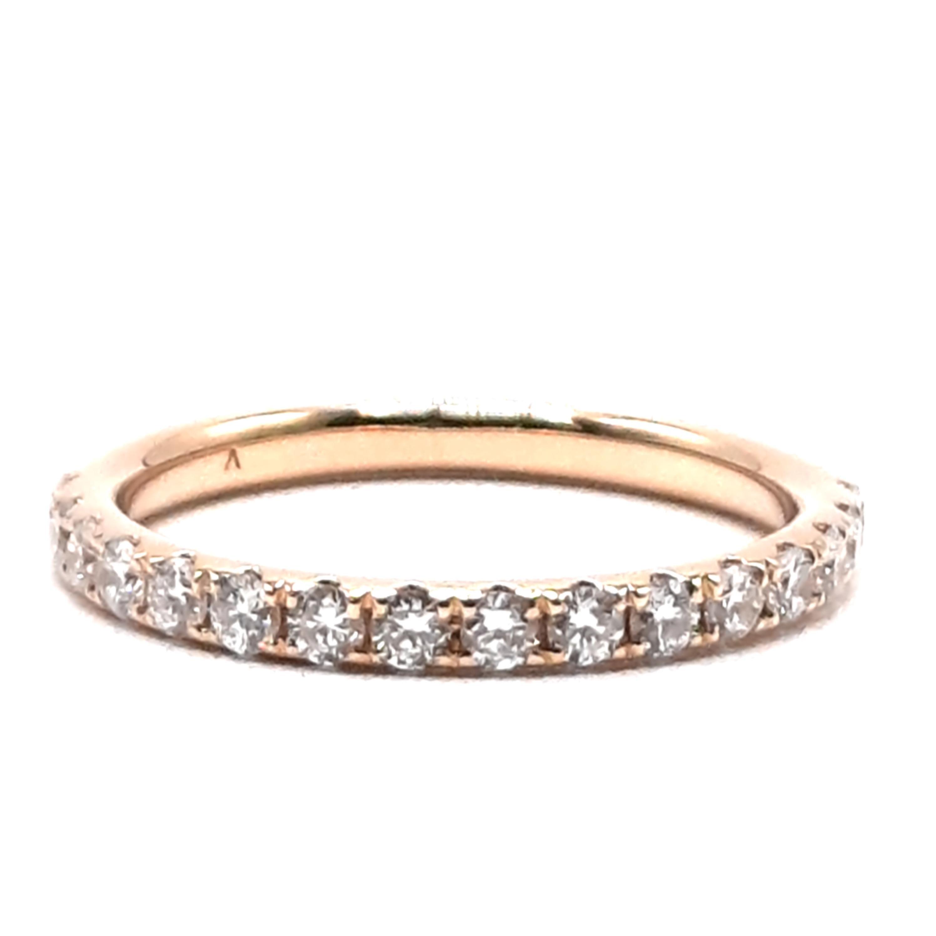 Deze prachtige ring, modelnummer 0044, is een verlovingsring van 14-karaats goud, met een briljante labdiamant van 0,46 karaat in fijn witte kleur (F) en VVS2 zuiverheid. De ringmaat is 56 en heeft een breedte van 2,2 mm. Perfect om te dragen als symbool van eeuwige liefde en toewijding.