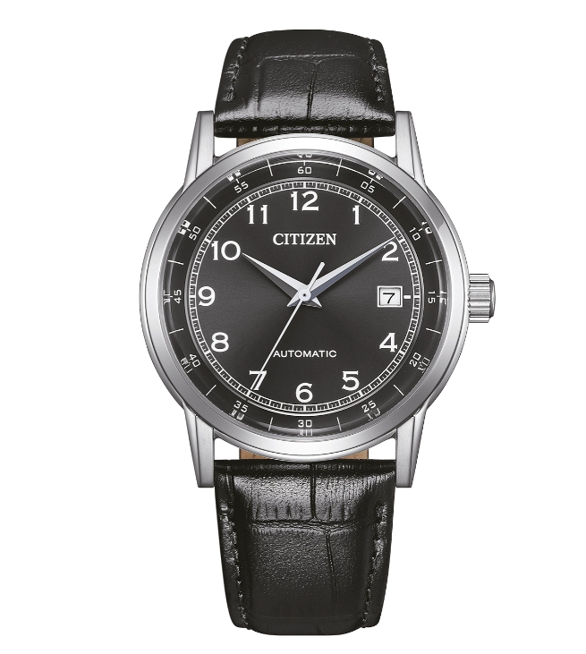 De Citizen automatische NJ0210-05E horloge valt op met zijn roestvrijstalen kast en zwart leren band. Kenmerken zijn een analoge wijzerplaat met strepen, Arabische cijfers, datumfunctie en een kast van 40 mm. Het horloge is waterbestendig tot 5 ATM. Draag het stijlvol bij formele of casual gelegenheden voor een verfijnde uitstraling. Gewicht: 67 gram.