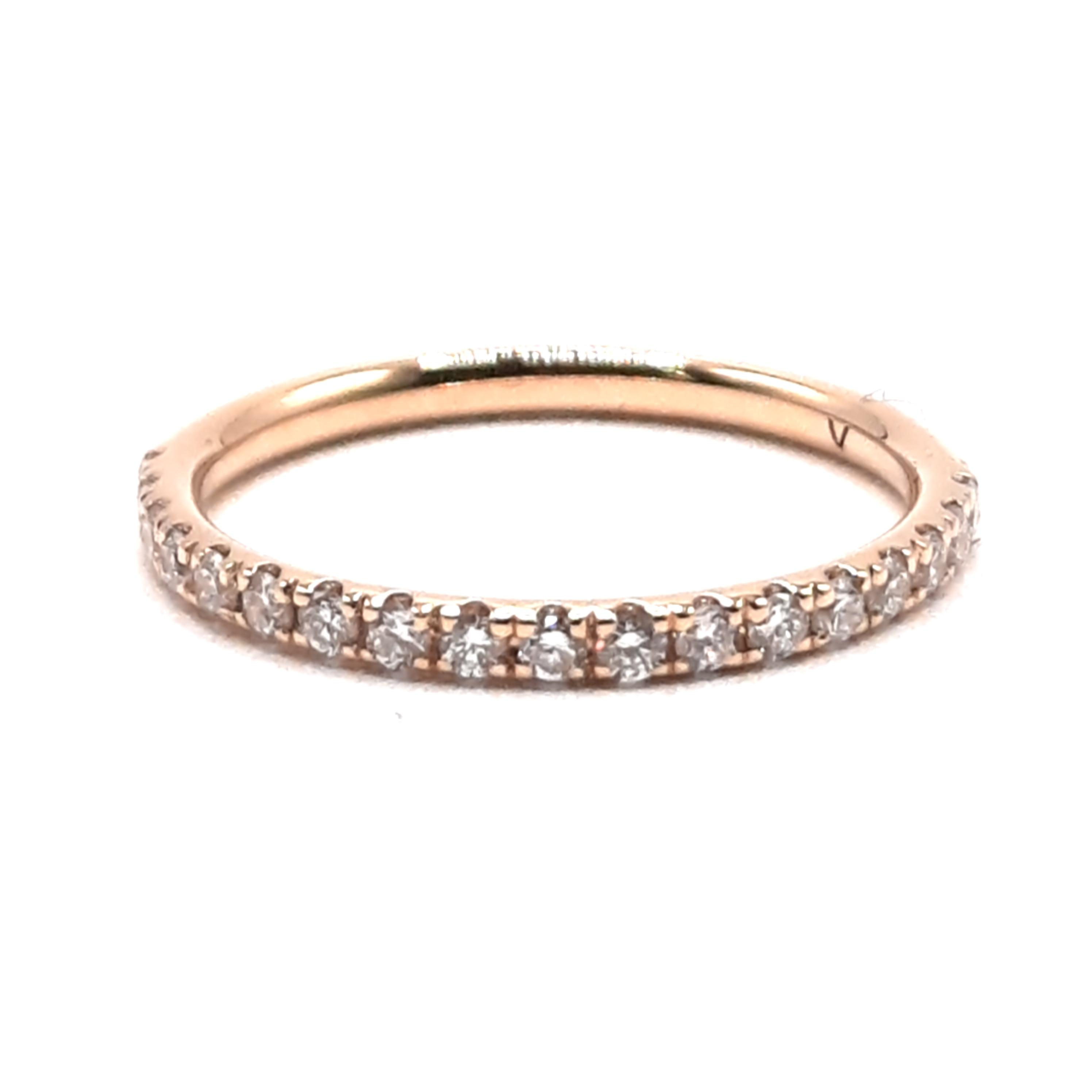 Deze prachtige ring, model 0050, heeft een gouden kleur en is gemaakt van 14 karaat goud. Hij bevat een briljant geslepen labdiamant van 0,31 karaat, met VVS2 zuiverheid en E-kleur. Perfect als trouwring. Draag deze elegante ring bij speciale gelegenheden of als dagelijks symbool van uw liefde. Beschikbaar in maat 53.