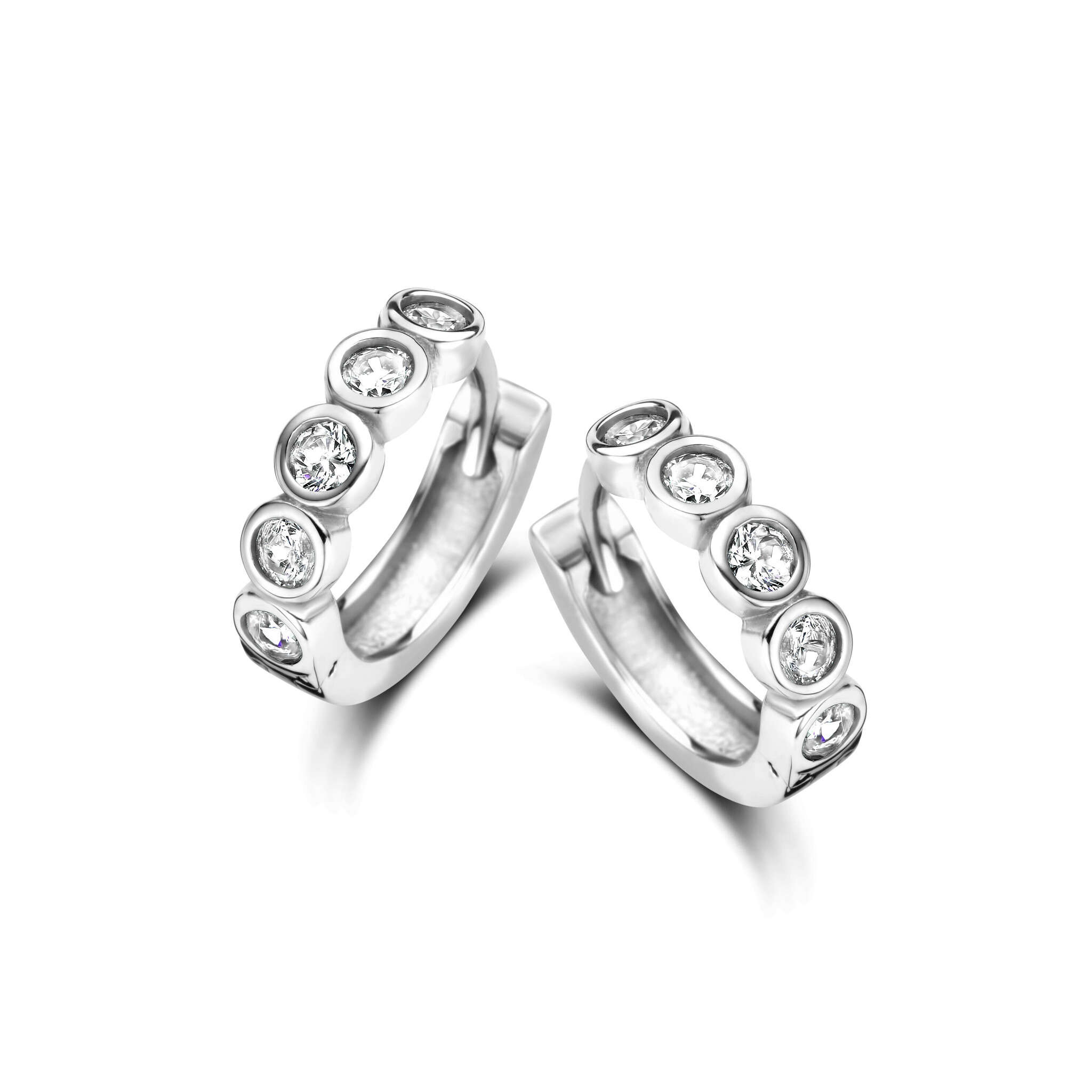 Zilveren creolen afgewerkt met zirkonia van het merk Rosa di Luca