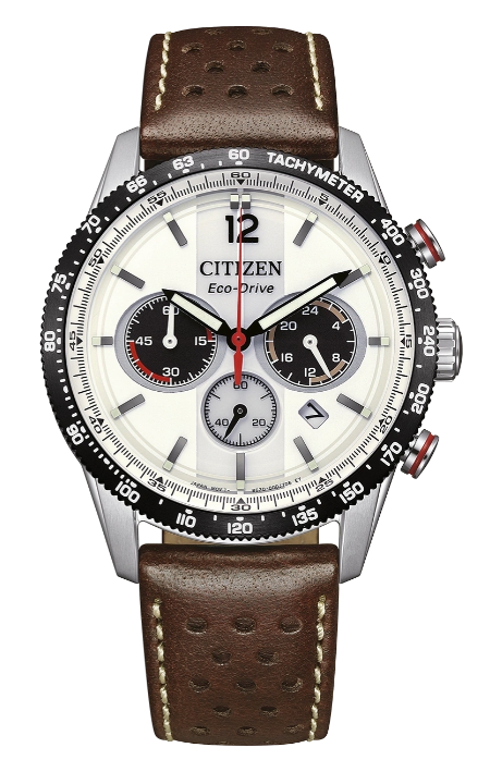 De Citizen CA4714-04A Eco-Drive horloge is een stijlvol herenhorloge met een wit leren band en een elegante wijzerplaat. Dit polshorloge combineert duurzaamheid en mode dankzij de Eco-Drive technologie, die zonne-energie gebruikt. Draag het bij formele of casual gelegenheden voor een verfijnde look. Perfect te combineren met zowel zakelijke als dagelijkse outfits.