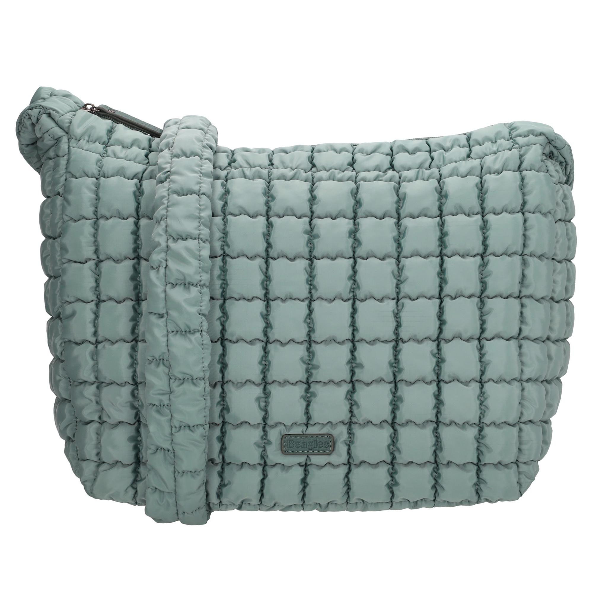 De Beagles Valencia Schoudertas is een trendy en praktische tas met een moderne puffy uitstraling. Deze uitvoering is ontworpen als schoudertas met een comfortabele verstelbare schouderband. De tas is gemaakt van stevig en lichtgewicht nylon materiaal wat zorgt voor een prettig draagcomfort en een eigentijdse look. Dankzij het functionele formaat is deze tas ideaal voor dagelijks gebruik.

Binnenin is de tas voorzien van twee insteekvakken en een ritssluiting voor een overzichtelijke en veilige opbergruimte. Aan de achterkant bevindt zich een extra ritsvak, handig voor spullen die je snel bij de hand wilt hebben.

Kenmerken:

Schoudertas met verstelbare schouderband
Gemaakt van stevig nylon materiaal
Binnenzijde met twee insteekvakken en ritssluiting
Achterkant met extra ritsvak
Zachte puffy uitstraling