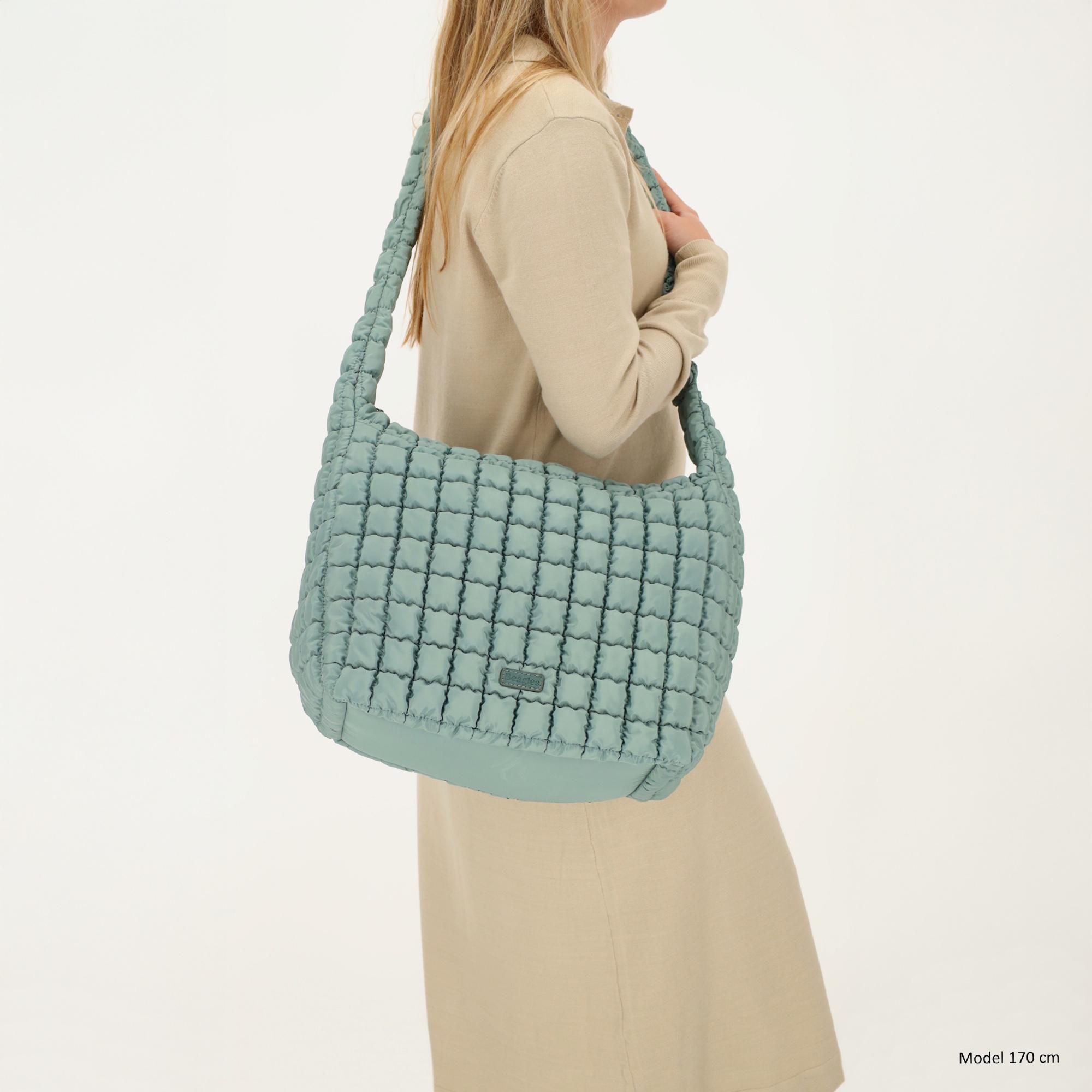 De Beagles Valencia Schoudertas is een trendy en praktische tas met een moderne puffy uitstraling. Deze uitvoering is ontworpen als schoudertas met een comfortabele verstelbare schouderband. De tas is gemaakt van stevig en lichtgewicht nylon materiaal wat zorgt voor een prettig draagcomfort en een eigentijdse look. Dankzij het functionele formaat is deze tas ideaal voor dagelijks gebruik.

Binnenin is de tas voorzien van twee insteekvakken en een ritssluiting voor een overzichtelijke en veilige opbergruimte. Aan de achterkant bevindt zich een extra ritsvak, handig voor spullen die je snel bij de hand wilt hebben.

Kenmerken:

Schoudertas met verstelbare schouderband
Gemaakt van stevig nylon materiaal
Binnenzijde met twee insteekvakken en ritssluiting
Achterkant met extra ritsvak
Zachte puffy uitstraling