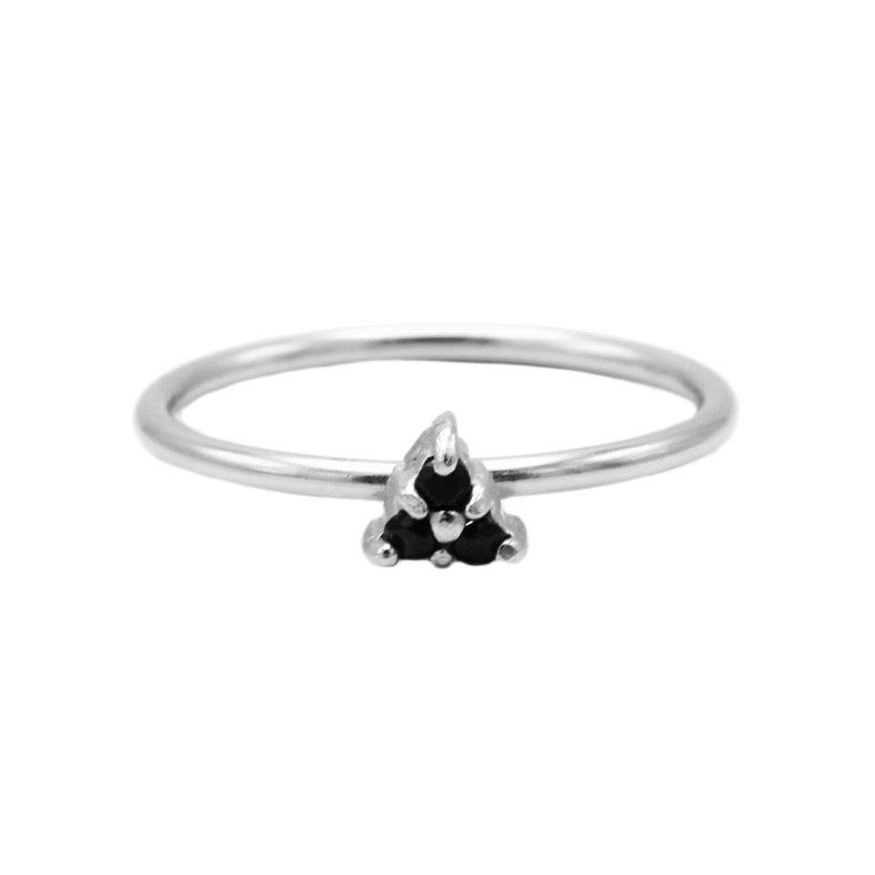 Dit is onze zirconia black triple stapelring. Onze sieraden zijn verkrijgbaar in 925 sterling zilver of met een 14K gouden of rosegouden plating.