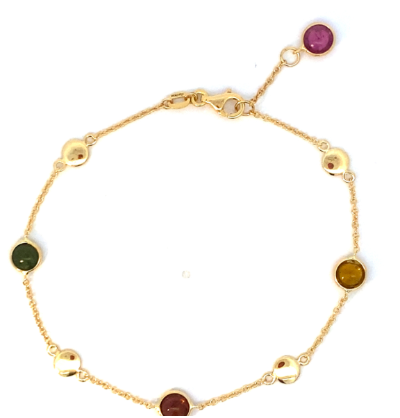  Monzario 14krt geelgouden armband met Toermalijn,  is een verfijnde armband gemaakt van goud, met een lengte van 19 cm. De gouden kleur en de schitterende toermalijn maken het een elegante aanvulling op elke outfit. Draag hem solo voor een subtiele elegantie of combineer met andere sieraden voor een trendy look.