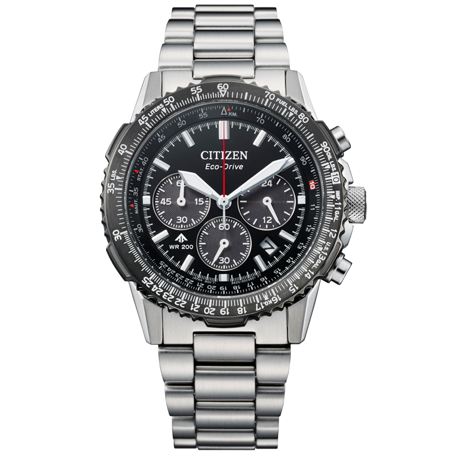 Citizen Sky CA4664-60E Promaster Sky Navihawk Horloge

De Citizen Promaster Sky Navihawk is een sportieve en technisch uitgevoerde chronograaf met een uitgesproken pilotenuitstraling. De zwarte wijzerplaat met contrasterende subdials en rode accenten zorgt voor een krachtige, professionele look, terwijl de uitgebreide rekenring op de lunette het horloge een instrumenteel karakter geeft. De robuuste edelstalen kast heeft een diameter van 39 mm en draagt krachtig maar comfortabel om de pols. De kast is voorzien van een geschroefde kastbodem en antireflecterend saffierglas, wat zorgt voor extra duurzaamheid en optimale afleesbaarheid. Dankzij de Eco-Drive technologie wordt het horloge aangedreven door licht, waardoor een batterijwissel niet nodig is. De chronograaffunctie met centrale seconde maakt nauwkeurige tijdmeting mogelijk en de datumweergave verhoogt het dagelijkse gebruiksgemak. Met een waterdichtheid van 20 ATM is dit model geschikt voor diverse watersportactiviteiten.