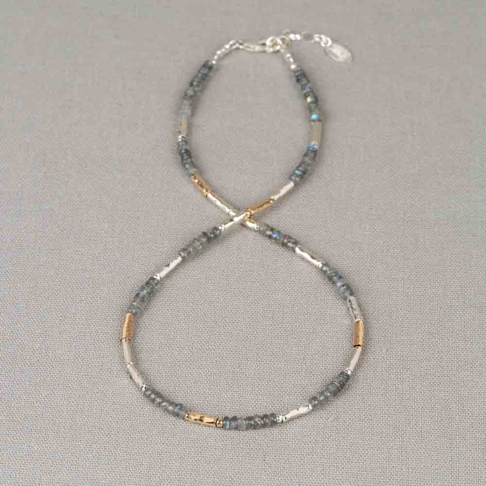 Collier gemaakt van Goldfilled en 925 sterling zilveren buisjes in combinatie met de edelsteen Labradoriet. Combineer met een paar mooie oorbellen, een ring en armband voor een complete look!