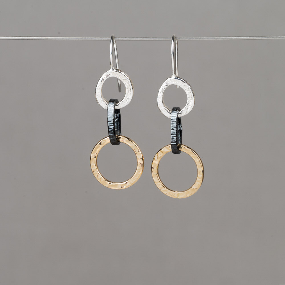 Oorhangers gemaakt van de materialen 925 sterling zilver, geoxideerd zilver en Goldfilled. Combineer deze oorbellen met een mooi collier, een ring en armband voor een complete look!