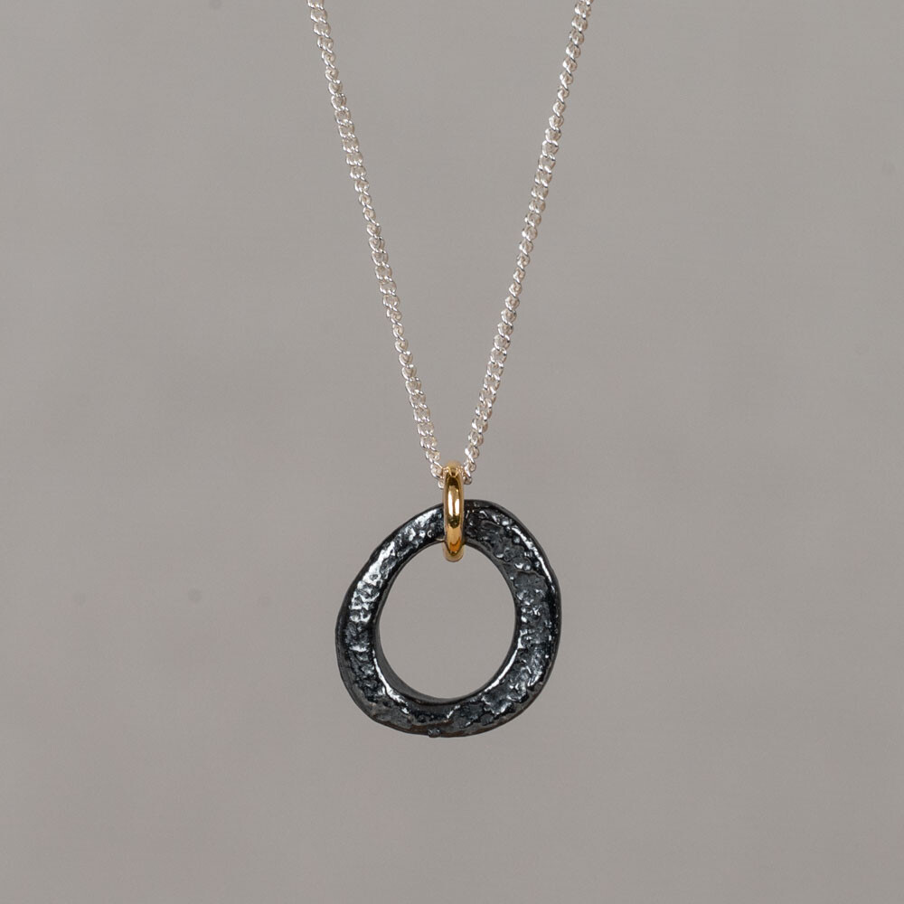 Collier gemaakt van 925 sterling zilver met een hanger van geoxideerd zilver en Goldfilled. Een subtiel sieraad die met iedere gelegenheid gedragen kan worden. Perfect te combineren met andere sieraden van Jeh Jewels!