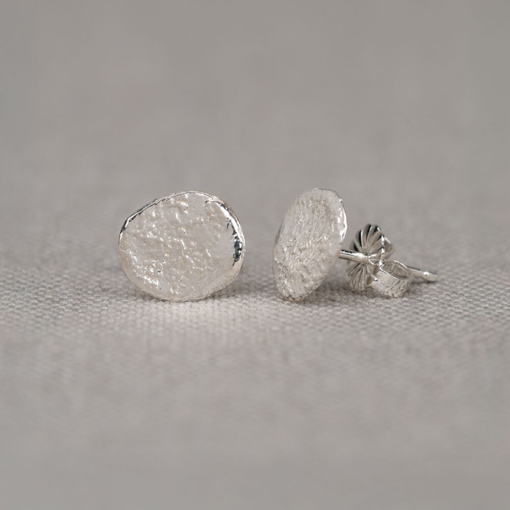 Oorknopjes gemaakt van zilver oxy shiny in de vorm van een organische ovaal. Het tijdloze en elegante design zorgt voor een verfijnde uitstraling. Combineer deze oorbellen met een mooi collier, een ring en armband voor een complete look!