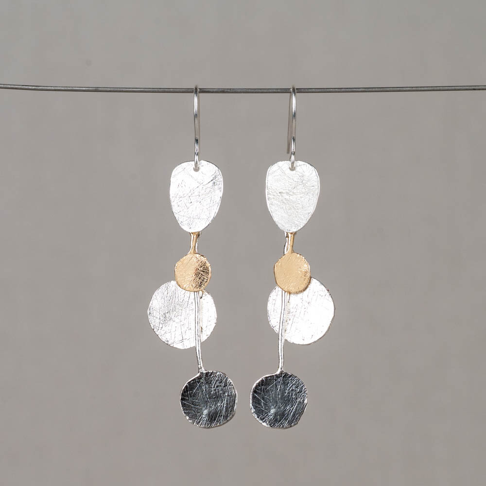 Oorstekers gemaakt van 925 sterling zilver, geoxideerd zilver en verguld zilver. Deze oorbellen bestaan uit 3 losse delen, wat het een speels en bewegend effect geeft. Combineer met een collier, armband en ring voor een complete look!