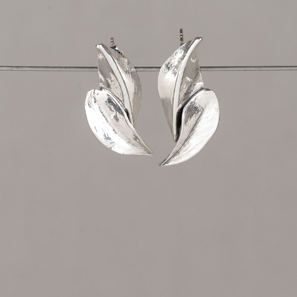 Deze elegante oorstekers van 925 sterling zilver zijn gemaakt met een organische vinvorm. De vloeiende lijnen en het subtiele reli&euml;f geven het ontwerp een natuurlijke, verfijnde uitstraling. De oxy shiny bewerking zorgt voor een bijzonder effect: een combinatie van donkere accenten en glanzende highlights die diepte en karakter toevoegen aan het zilver. Hierdoor komen de organische vormen prachtig tot leven en krijgen de oorstekers een stijlvolle, eigentijdse uitstraling. Combineer met een mooi collier, een ring en armband voor een complete look!