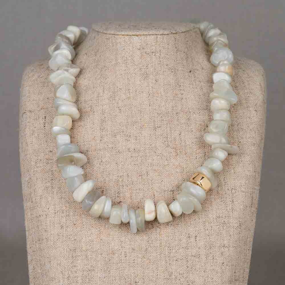 Dit collier is samengesteld uit zachte, organisch gevormde Maansteen edelstenen. De natuurlijke tinten vari&euml;ren van melkachtig wit tot transparant met een zachte glans. Het Goldfilled schijfje vormt een warm accent tussen de Maansteen en zorgt voor een elegante, verfijnde balans. Een tijdloos collier dat prachtig combineert met zowel een opvallende look als een gelaagde stijl. 