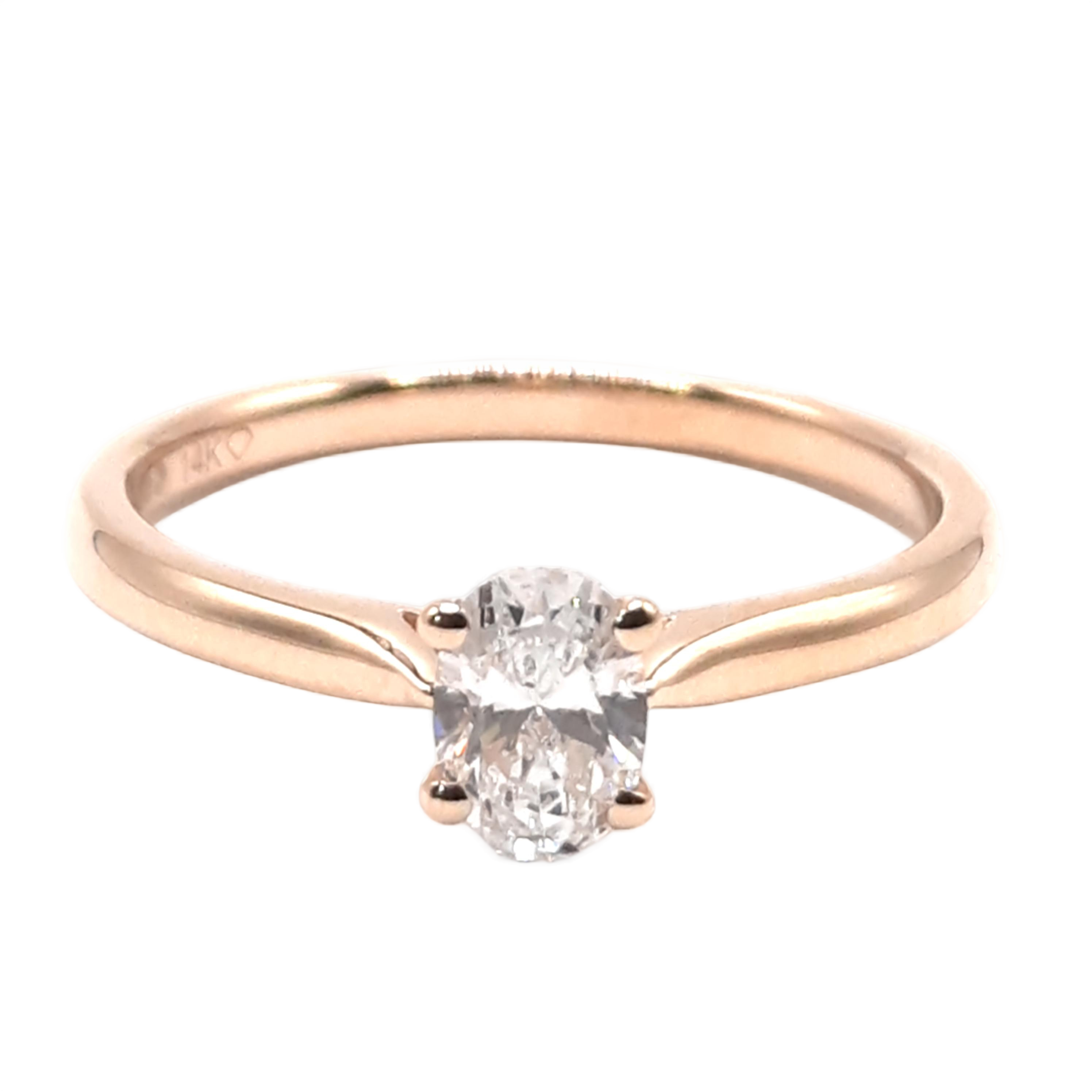 Deze prachtige lab-grown verlovingsring, modelnummer 0057, is gemaakt van 14-karaats goud en heeft een ovale diamanten van 0,52 karaat in kleur D en zuiverheid VS1. Perfect voor een verloving. Draag deze elegante ring op de ringvinger van je linkerhand voor de ultieme romantische uitstraling. Een tijdloos en elegant sieraad voor speciale momenten.