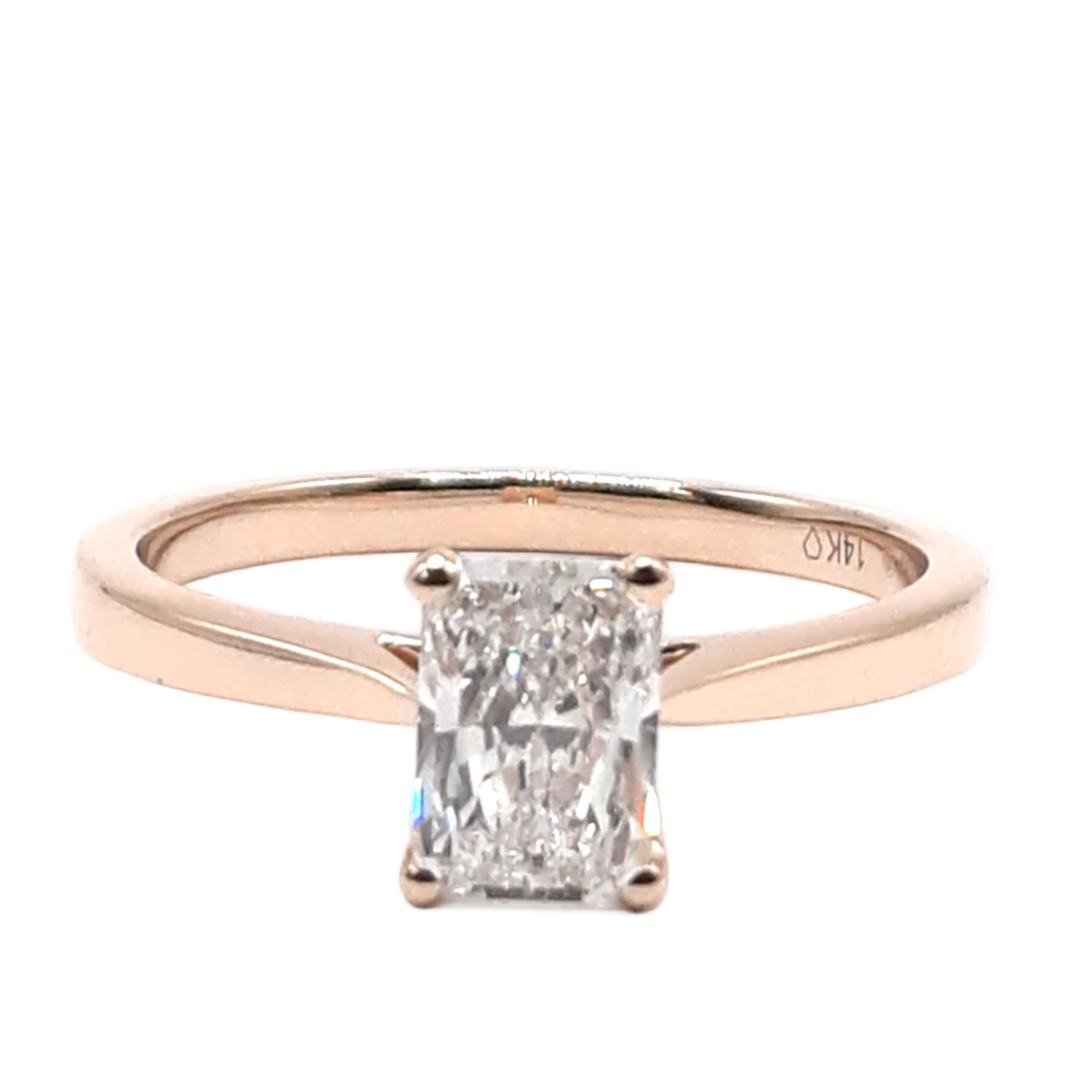 De lab-grown ring, modelnummer 0054, is een betoverend verlovingssieraad met een gouden 14-karaats band en een adembenemende laboratoriumdiamant. De diamant heeft een VS1-zuiverheid, een stralende slijpvorm en een E-kleurgradatie. Draag deze prachtige ring op speciale momenten om liefde en toewijding te symboliseren. Ideaal voor een verlovingsaanzoek.