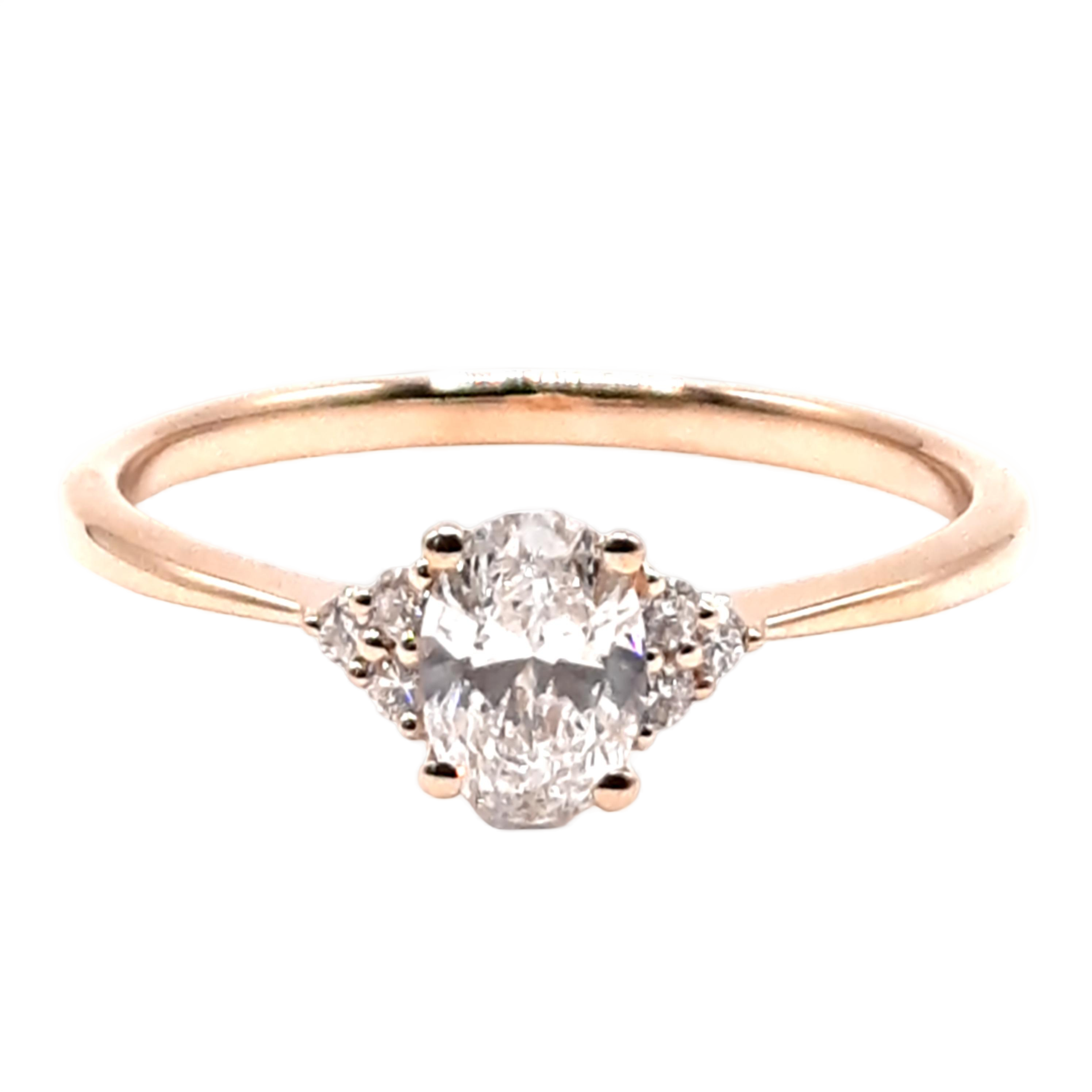 De Labgrown ring, modelnummer 0053, combineert elegantie en verfijning. Deze 14-karaats gouden verlovingsring in maat 56 bevat een 0,62 karaat briljante labdiamant van VVS2 zuiverheid en D-kleur. Ideaal voor verlovingen, draag deze ring als statement stuk of samen met andere gouden sieraden voor een stijlvolle look. Perfect voor een bijzondere gelegenheid.
