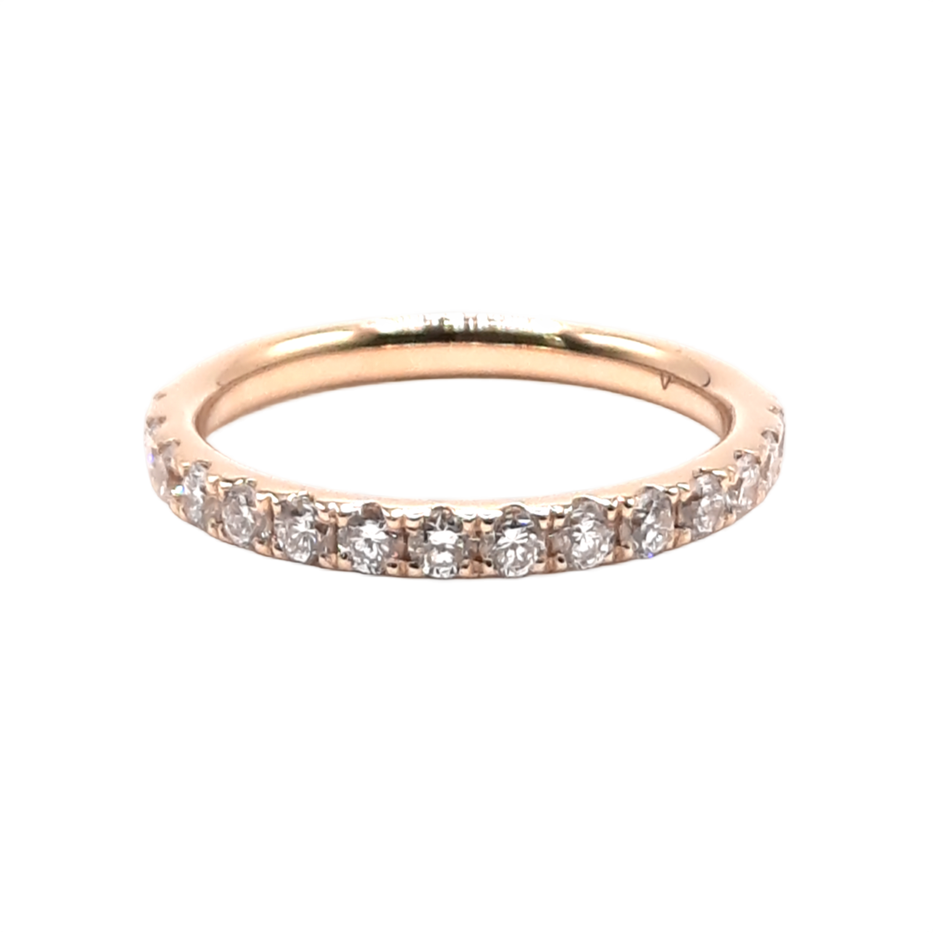 Deze prachtige verlovingsring, modelnummer 0049, is gemaakt van 14-karaats goud en heeft een gouden kleur. De ring is ontworpen met een briljant geslepen labdiamant van 0,59 karaat, met VVS2 zuiverheid en een E-kleur (fijnste witte rivier). Ideaal om dagelijks met trots te dragen als een symbool van liefde en toewijding.