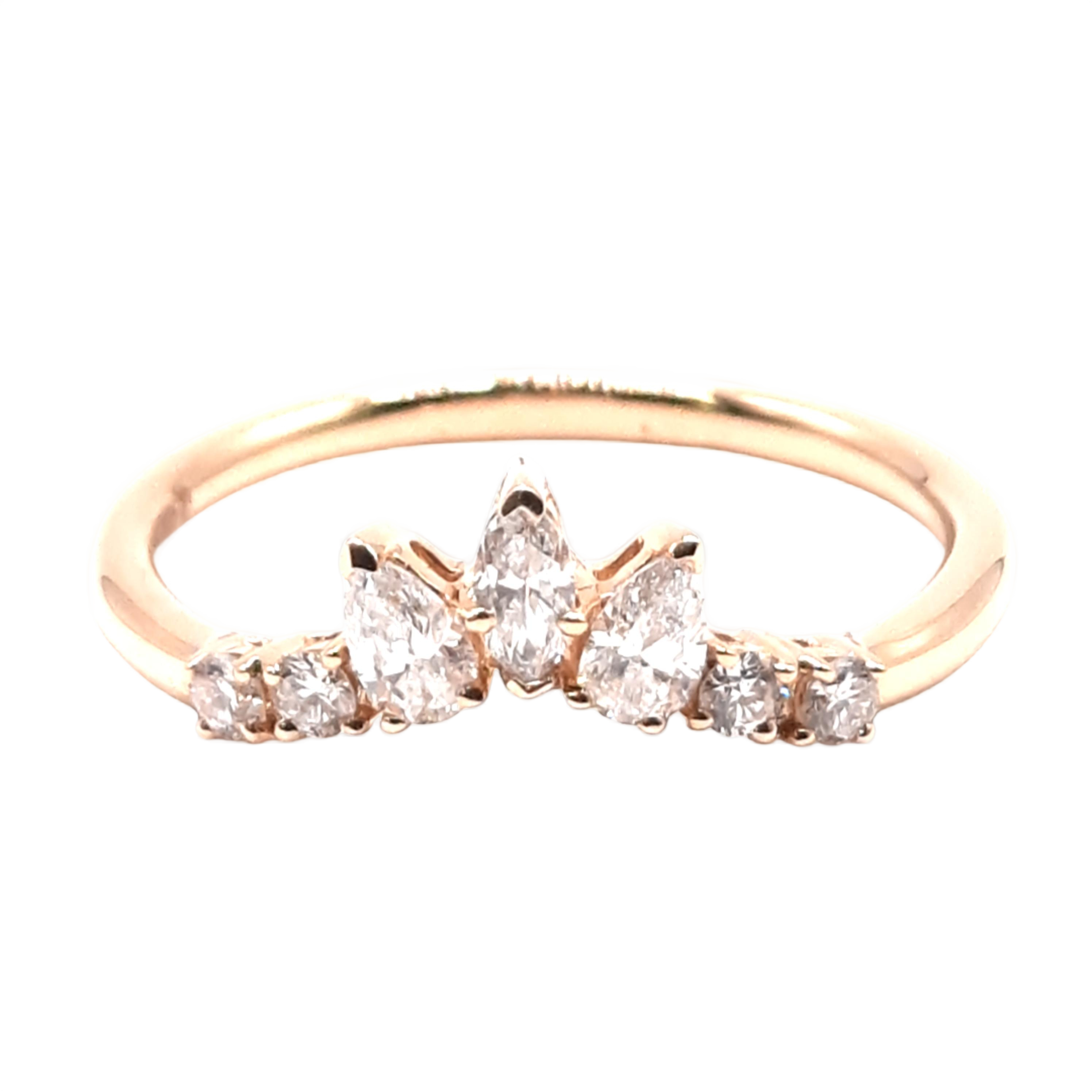 Deze prachtige lab-grown ring, modelnummer 0048, van een niet-gespecificeerd merk, bevat een 14-karaats gouden zetting en een schitterende briljante VVS2 labdiamant van 0,40 karaat in de kleur D (fijnst wit+ Jager). Perfect als trouwring. Draag het dagelijks voor een subtiele, maar luxe uitstraling. Maat 54 en met een elegante grijze gouden kleur.