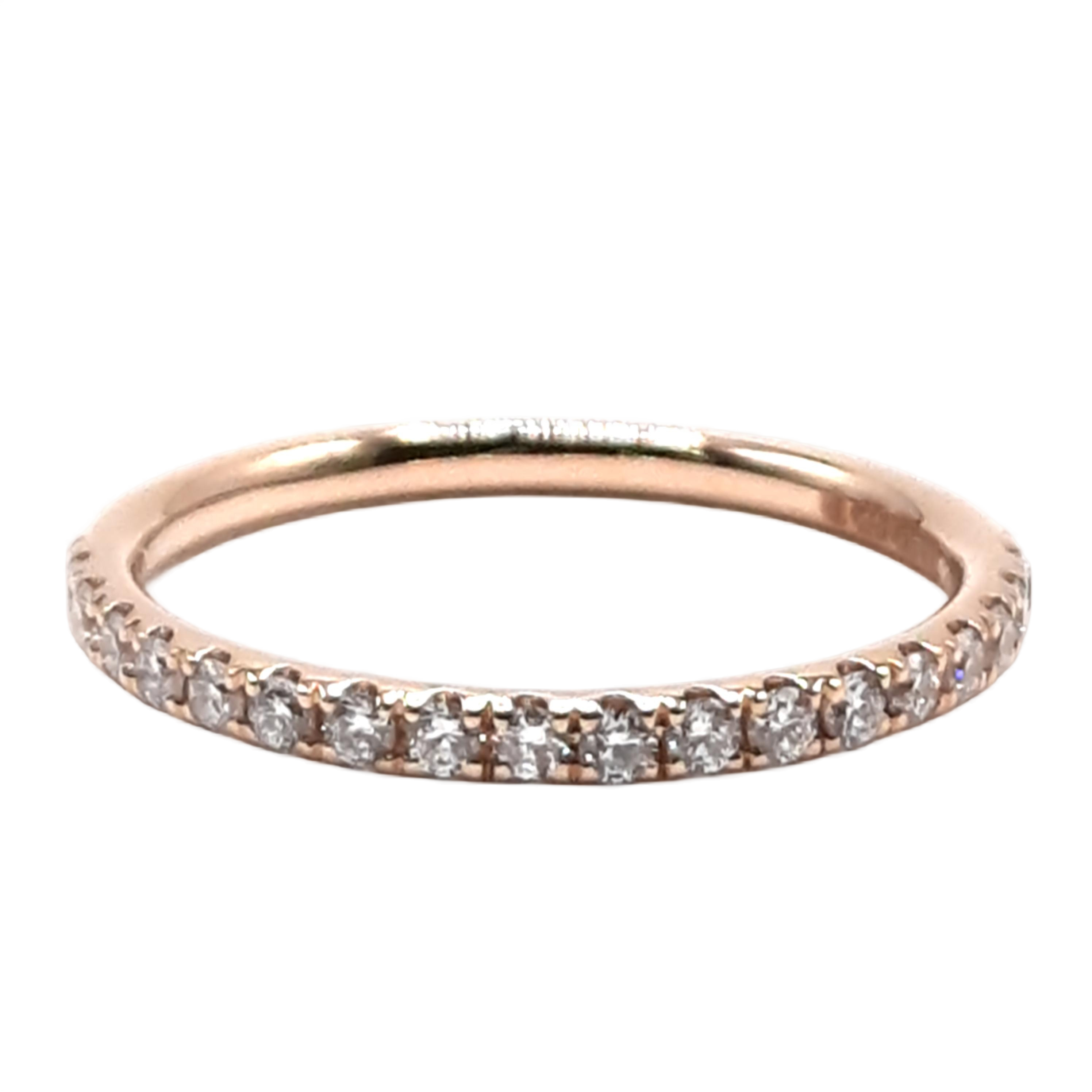 Deze prachtige lab-grown ring, modelnummer 0047, is perfect voor een verloving. Gemaakt van 14-karaats goud, straalt deze ring in goud kleur. De briljant geslepen labdiamant van 0,29 karaat heeft een zuiverheid van VVS2 en is van E-kleur. Draag hem met trots op je speciale dag voor een tijdloos elegante uitstraling.