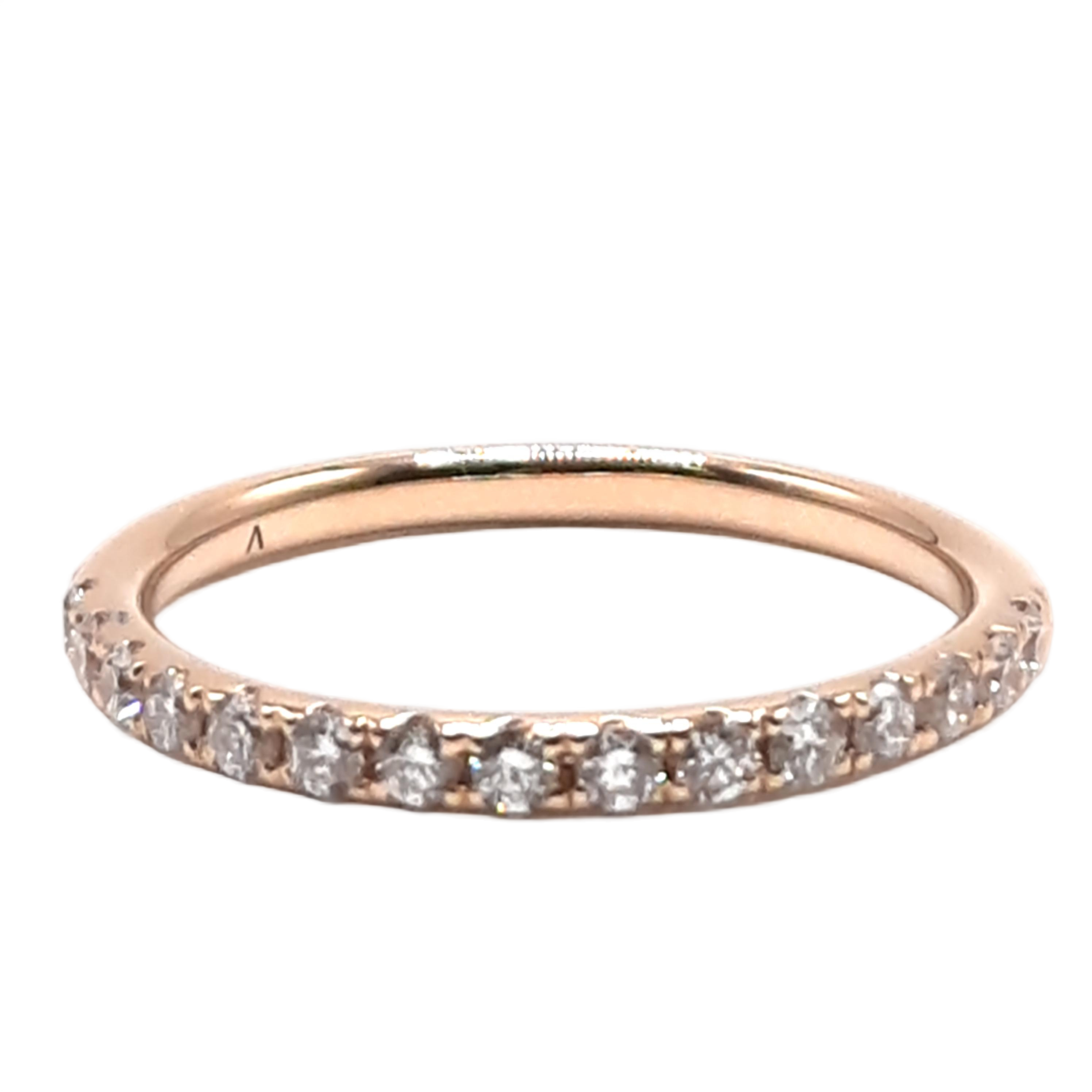 De labgrown ring modelnummer 0046 is een prachtige verlovingsring van 14-karaats goud. Met een goudkleur, ringmaat 53 en een breedte van 2 mm, straalt het elegantie uit. De briljante VVS2 labdiamant van 0,34 karaat in E-kleur voegt verfijning toe. Draag deze ring dagelijks of bij speciale gelegenheden voor een tijdloze en luxe uitstraling.