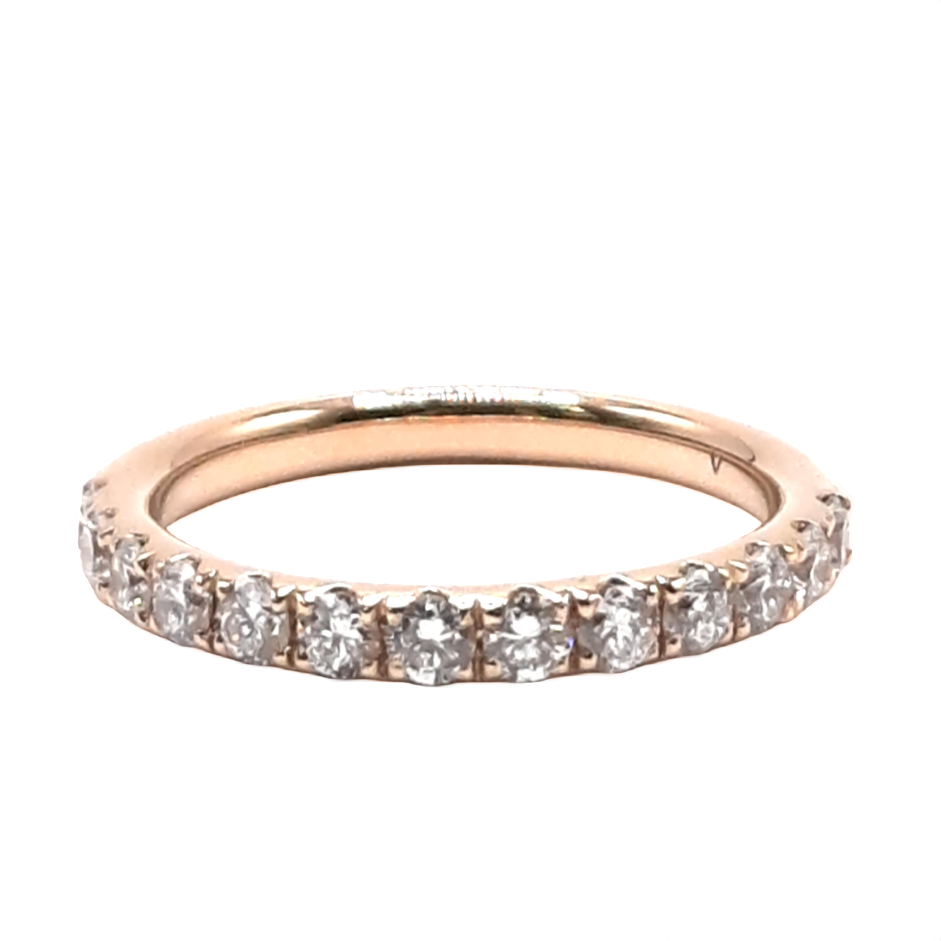 Deze prachtige lab-grown ring, modelnummer 0045, is perfect voor een verloving. Hij is gemaakt van 14-karaats goud en heeft een elegant ontwerp met een breedte van 2,6 mm. De ring is goudkleurig en heeft maat 53. Draag deze ring als een tijdloos symbool van liefde en toewijding voor speciale momenten.