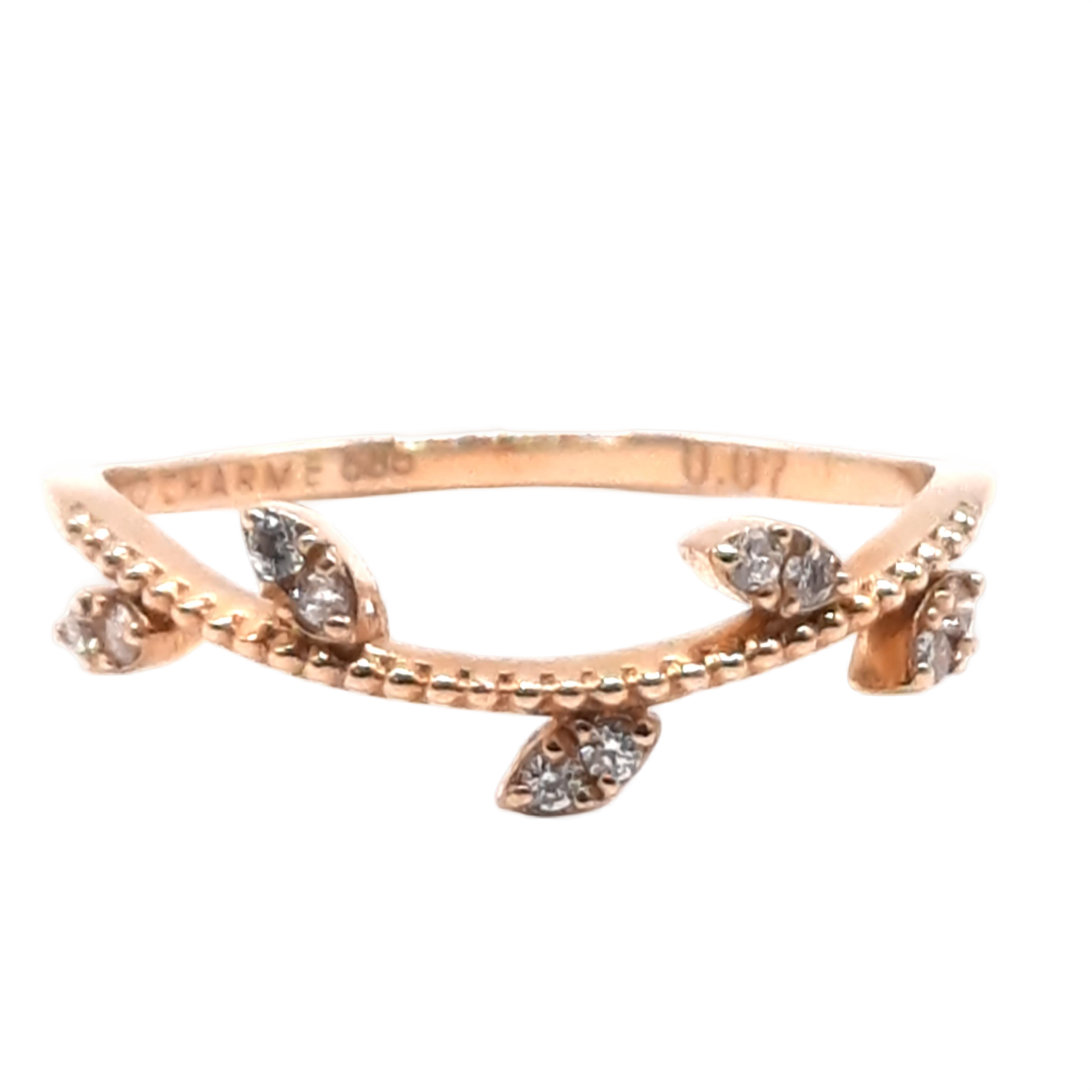 Deze Diamant Ring 14k, modelnummer 0042, biedt klassieke elegantie met zijn gouden kleur. Gemaakt van 14-karaats goud, is hij perfect voor dagelijks gebruik. De ringmaat is 54 en hij valt onder de categorie sieraden. Draag deze schitterende ring solo voor een subtiele look of combineer met andere sieraden voor extra glamour.