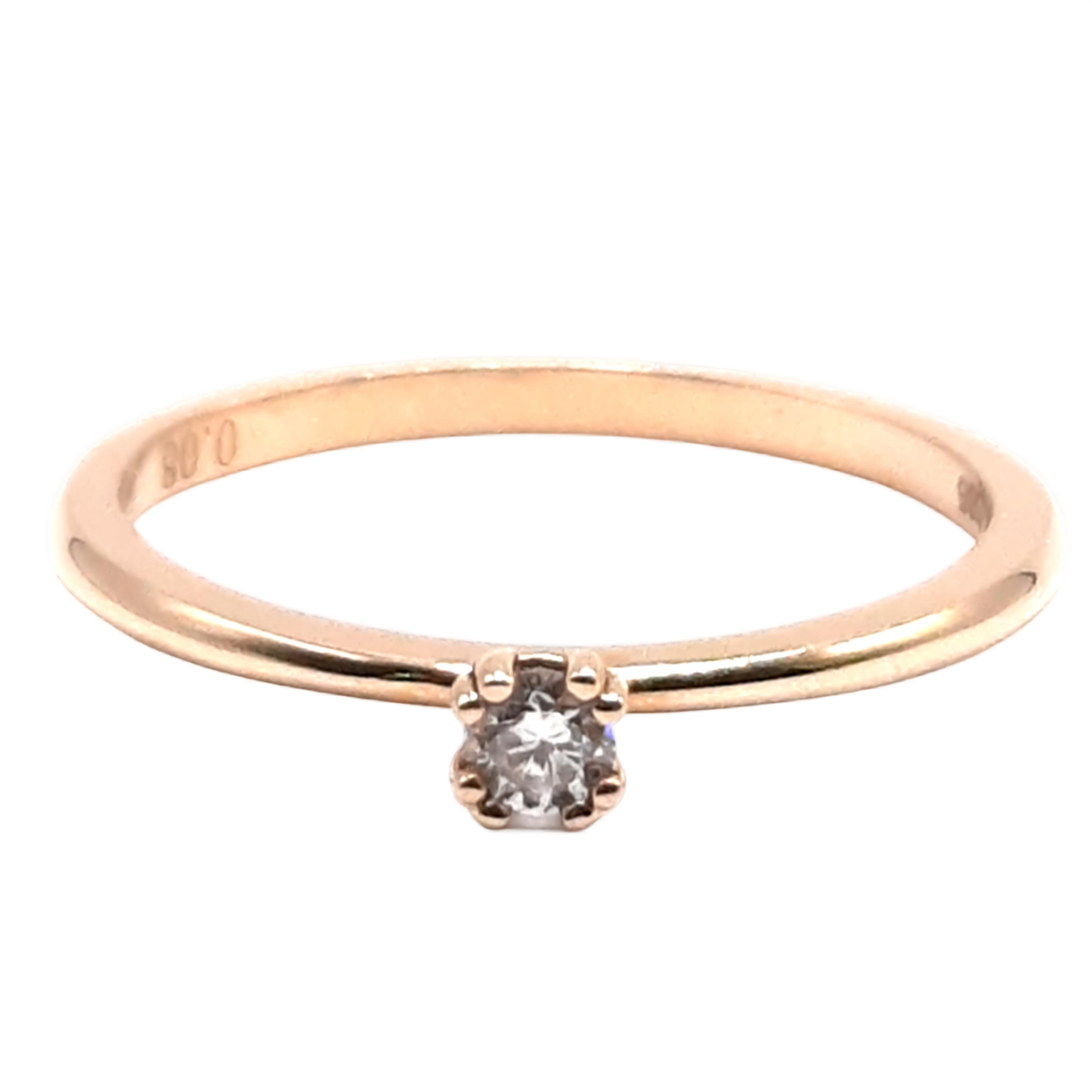 Deze verlovingsring (modelnummer 0041) straalt elegantie uit. Gemaakt van 14-karaats goud en verfraaid met een briljante diamant van 0,08 karaat, met een SI1 zuiverheid en F-kleur. Ideaal te dragen tijdens je verloving. Draag hem aan de ringvinger van je linkerhand voor een traditionele uitstraling en als symbool van liefde en toewijding.
