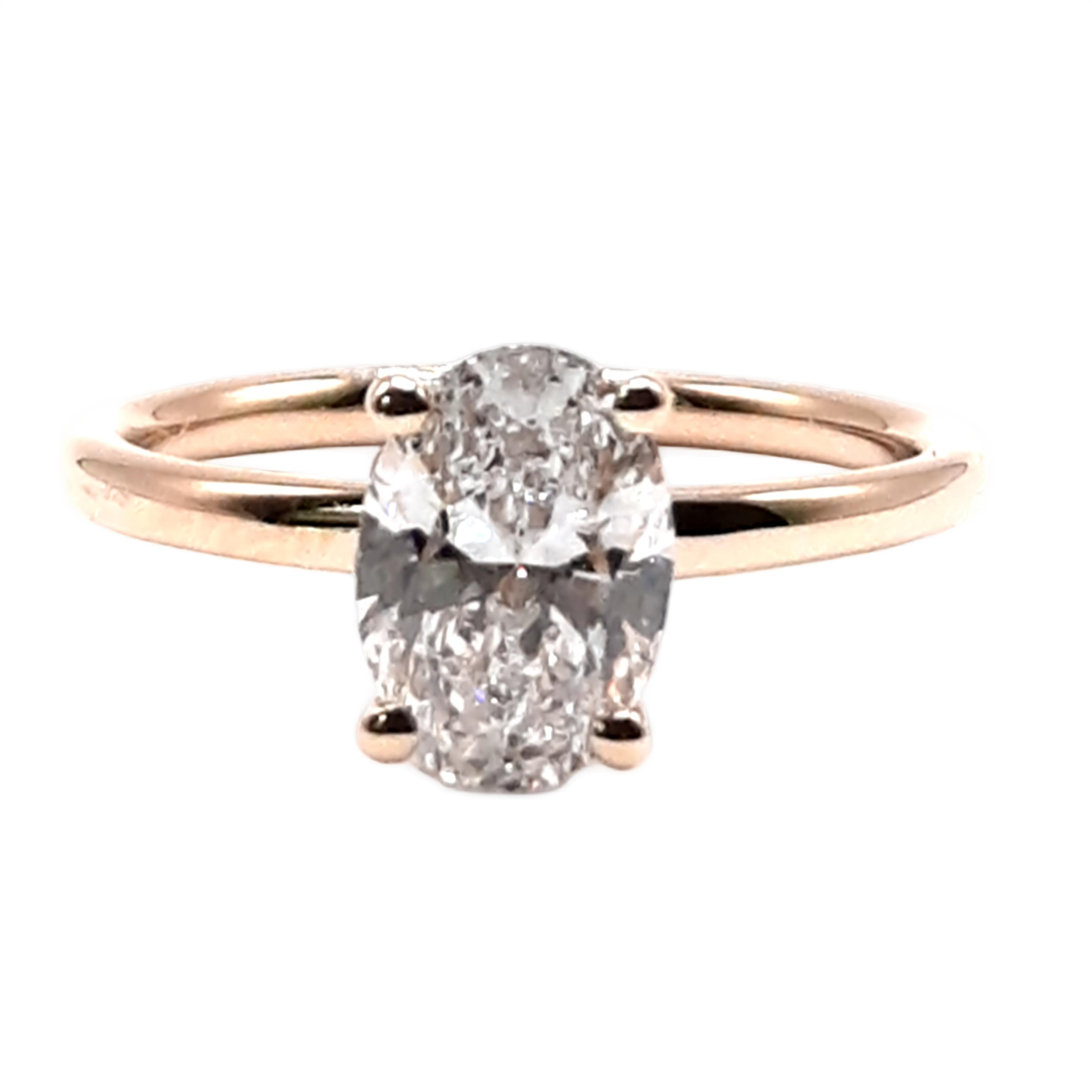 Deze prachtige verlovingsring, modelnummer 0034, is vervaardigd van 14-karaats goud en bevat een schitterende lab-gegroeide diamant van 1,51 karaat met een briljante VS1-zuiverheid en de kleur D (Fijnste wit+ Jager). Draag het bij speciale gelegenheden om de schittering en elegantie te benadrukken. Ideaal voor blijvende momenten van liefde en toewijding.