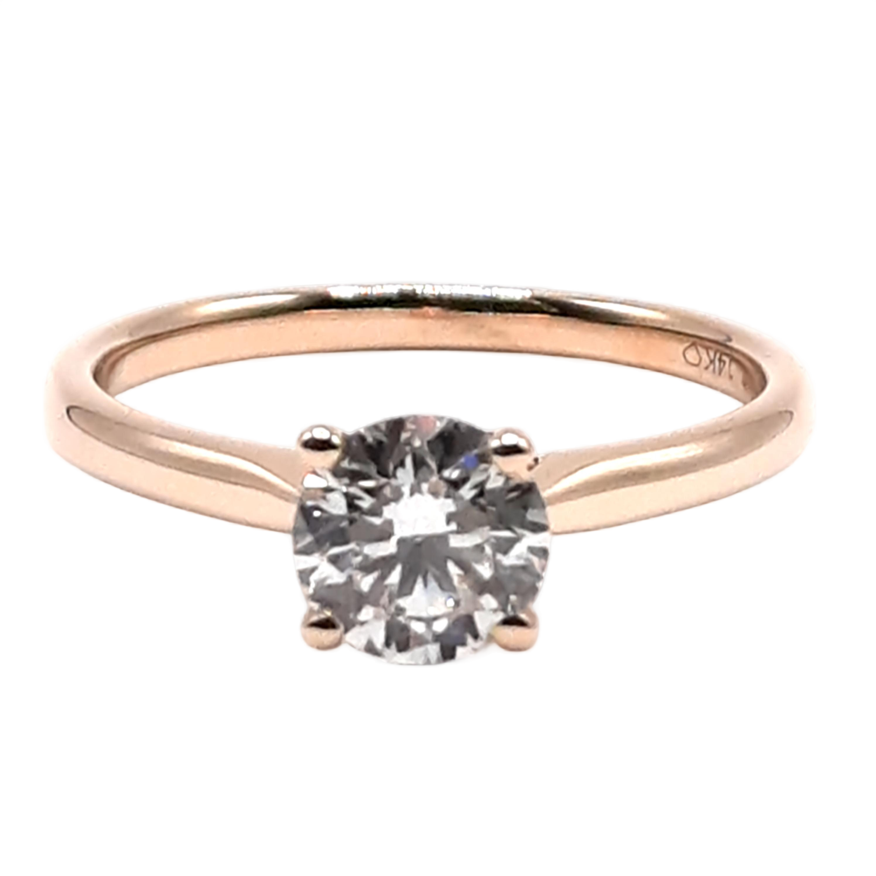 Deze prachtige verlovingsring, modelnummer 0033, is gemaakt van 14-karaats goud en is voorzien van een briljante, labgegroeide diamant van 1.01 karaat met VVS2 zuiverheid en D kleur. Perfect voor een verloving, draag het op een speciale dag of bij een formele gelegenheid om zijn schittering optimaal tot zijn recht te laten komen.