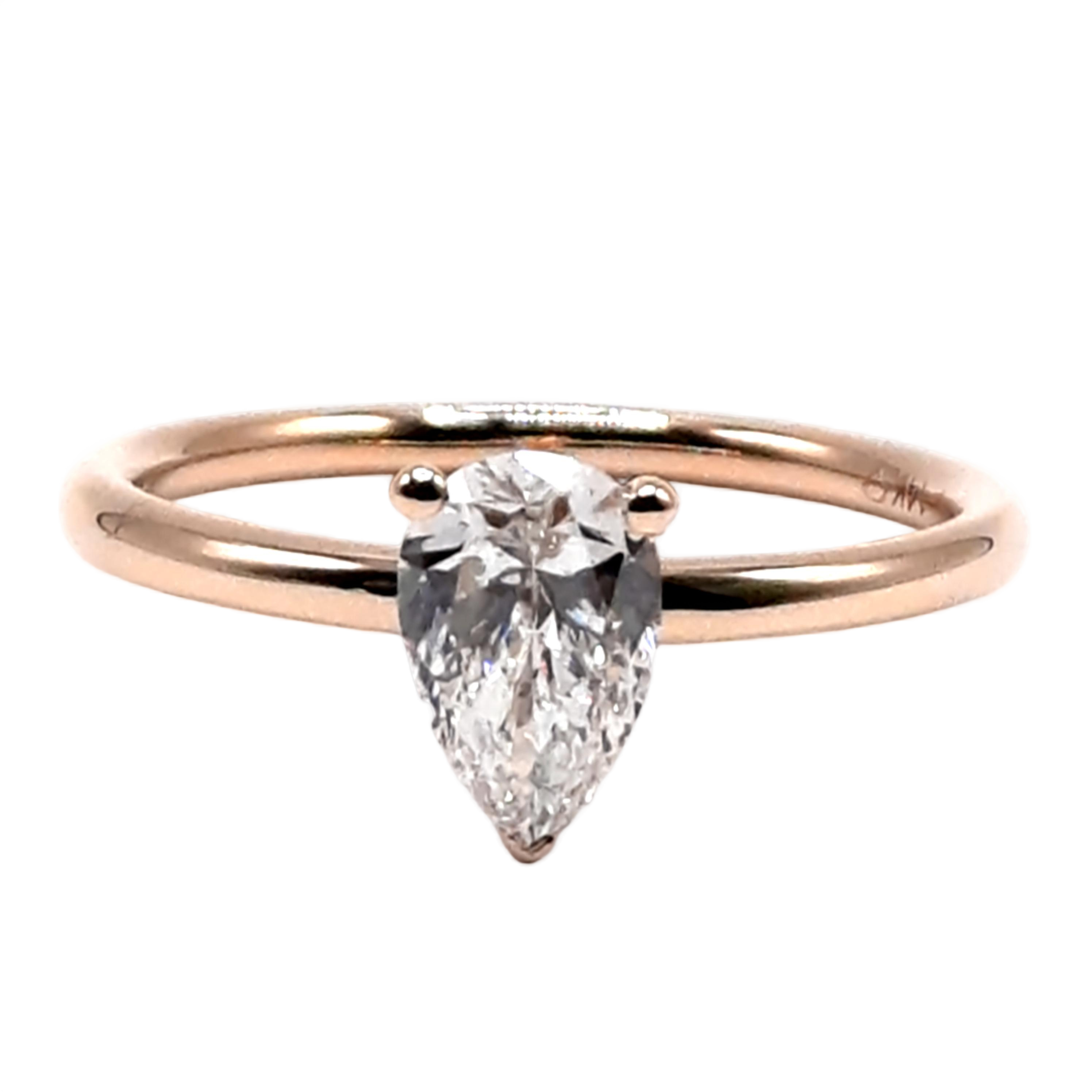 Deze prachtige labgrown ring, modelnummer 0032, is vervaardigd van 14-karaats goud en heeft een schitterende briljant geslepen labdiamant van 0,82 karaat, met VVS2 zuiverheid en D kleur. Het is perfect als verlovingsring. Draag deze ring op speciale gelegenheden om uw liefdesverhaal te bezegelen. Combineer met gouden sieraden voor een elegante uitstraling.