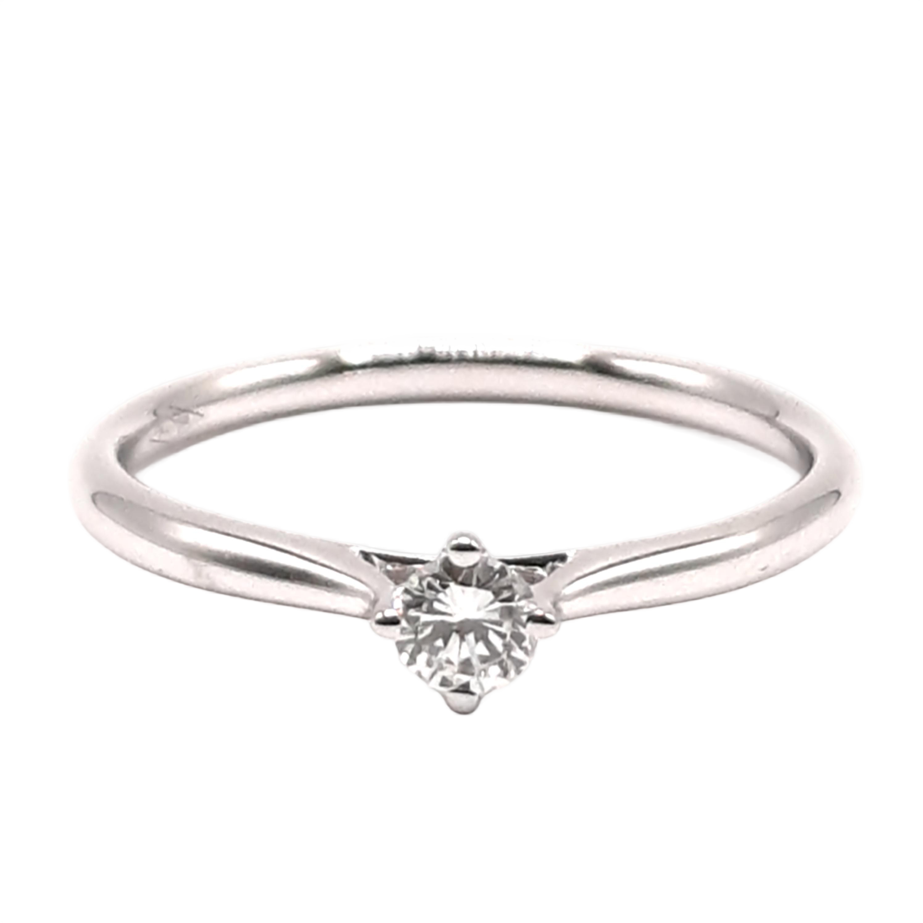 De Diamanten Verlovingsring met modelnummer 0031 is een prachtige keuze voor een verloving. Gemaakt van 18-karaats witgoud, maat 54, met een briljantgeslepen diamant van 0,25 karaat met SI1 zuiverheid en G-kleur. Draag dit elegante sieraad op je ringvinger voor een stijlvolle uitstraling en een memorabel aanzoek. Perfect voor die speciale gelegenheid.