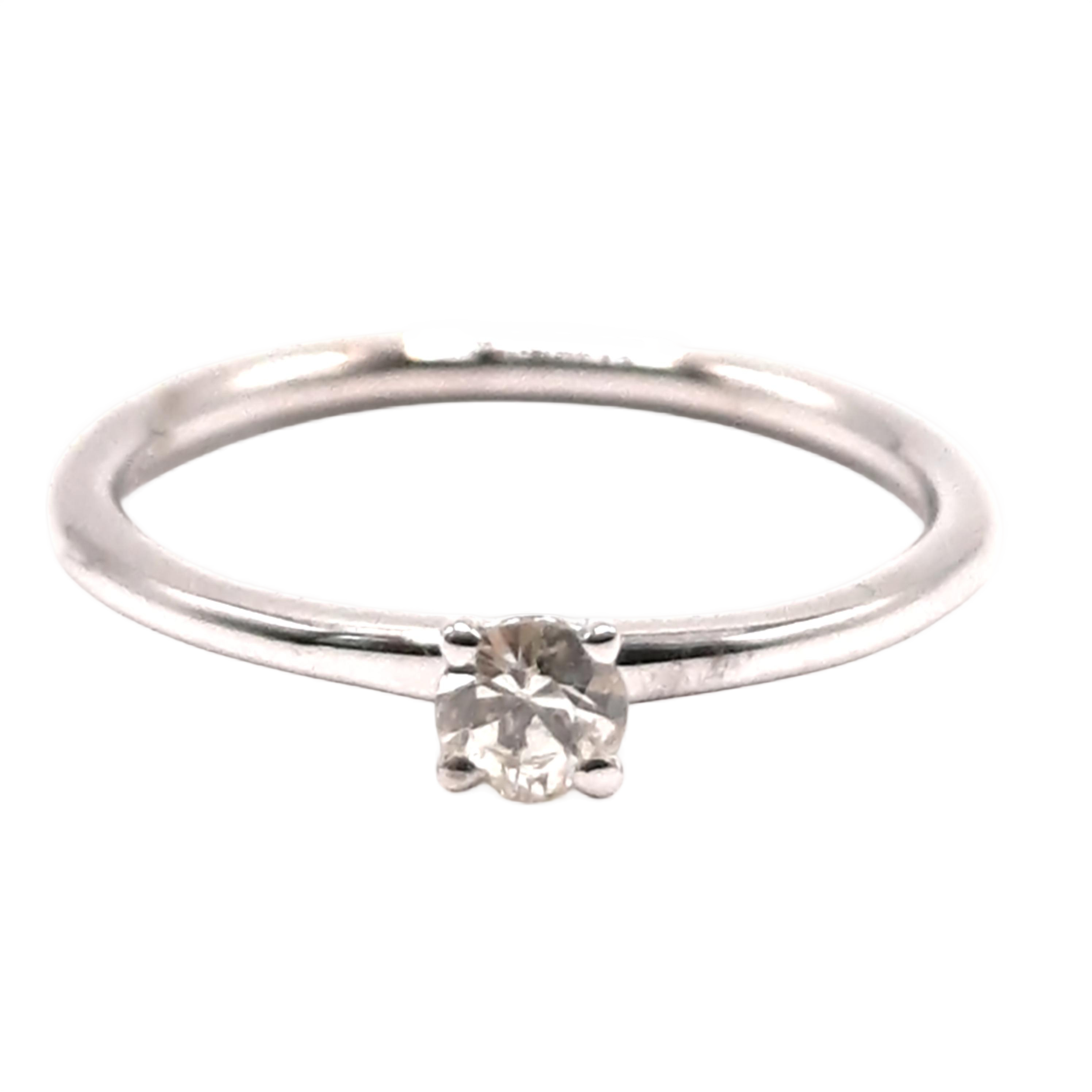 Deze prachtige verlovingsring, modelnummer 0021, is gemaakt van 14-karaats witgoud en schittert met een briljantgeslepen diamant van 0.25 karaat met SI1 zuiverheid en G kleur. Perfect voor een huwelijksaanzoek. Draag deze ring dagelijks of bij speciale gelegenheden om haar unieke elegantie te laten stralen. Verkrijgbaar in maat 54.