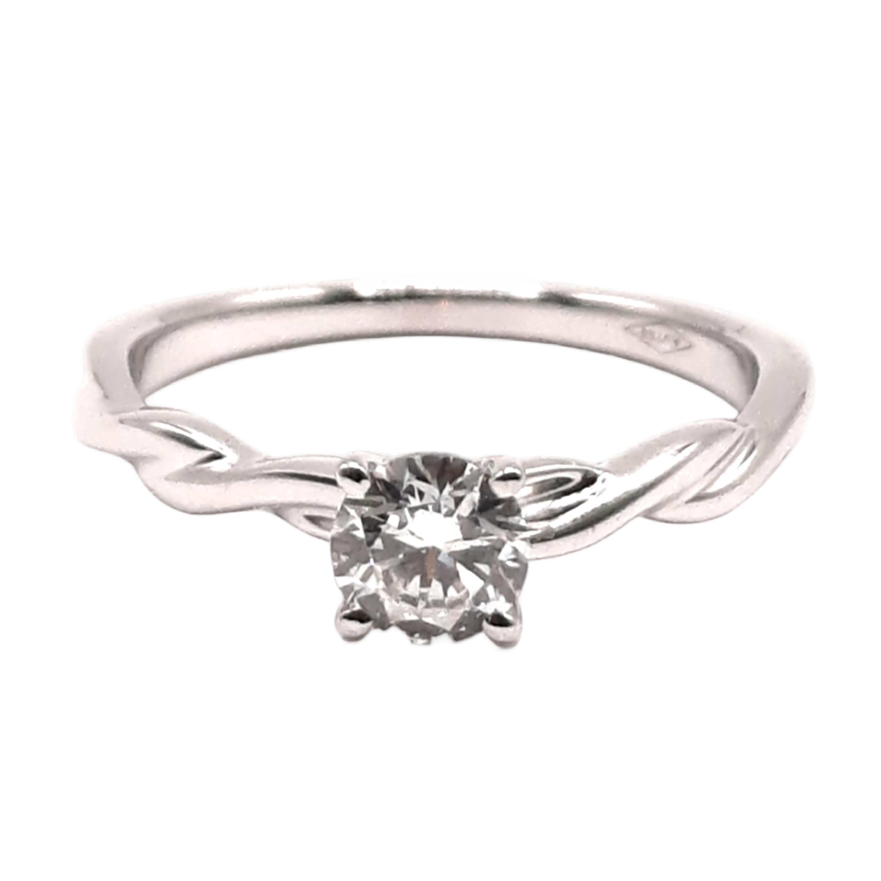 Deze verlovingsring, modelnummer 0020, is een schitterend sieraad van 18 karaat witgoud. De ring heeft een briljant geslepen diamant met een gewicht van 0,35 karaat, SI1 zuiverheid en G kleur. Perfect voor een verloving, deze maat 54 ring straalt elegantie uit. Draag deze prachtige ring voor speciale gelegenheden of dagelijks voor een vleugje luxe.