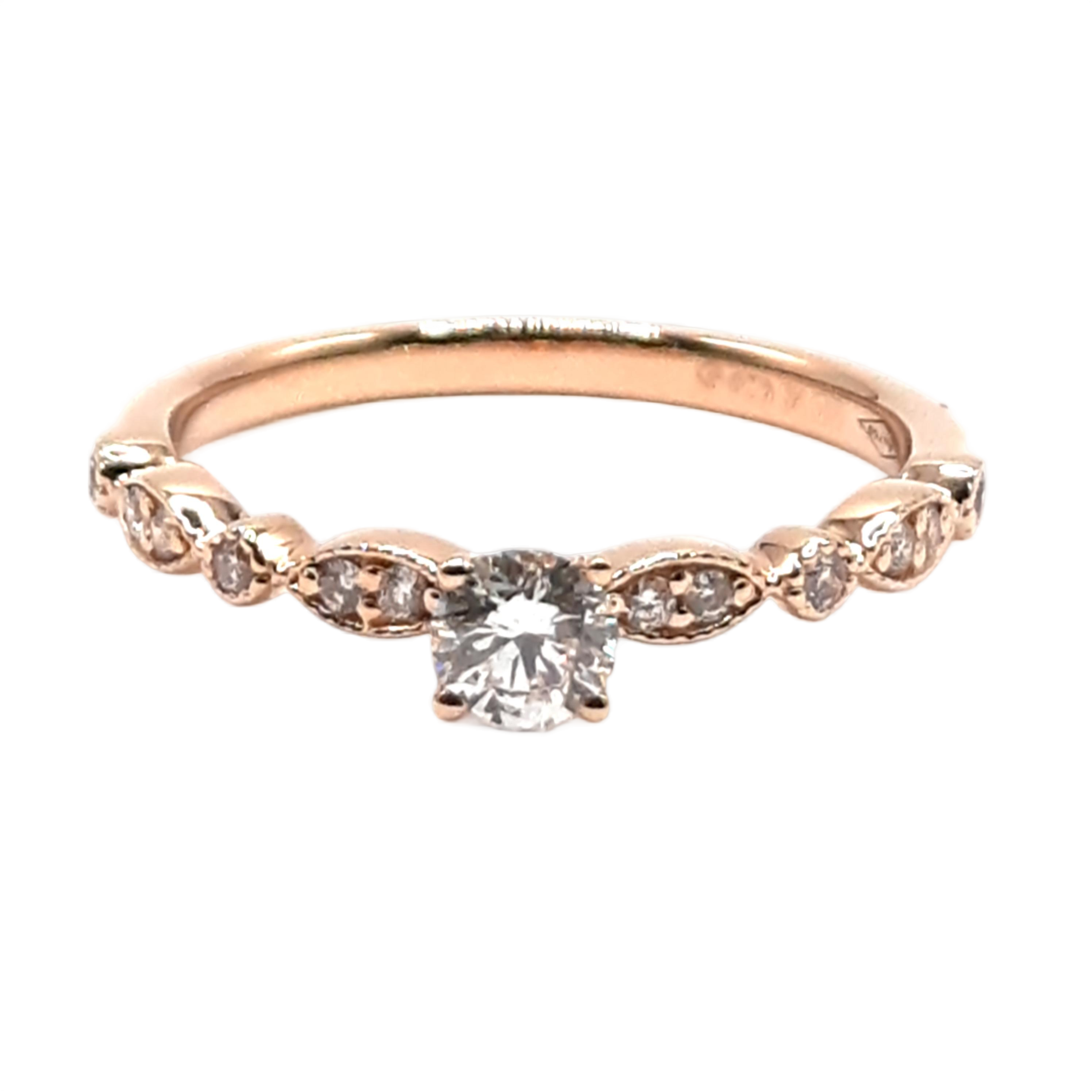 Productkenmerken van deze verlovingsring (modelnummer 0011) omvatten een 0.36 ct SI H diamant, 18 karaat goud, maat 53 en een goudkleur. Ideaal voor een verloving. Draag het stijlvol aan de ringvinger van de linkerhand en combineer het met andere gouden sieraden voor een elegante uitstraling. Perfect voor een onvergetelijk aanzoek!