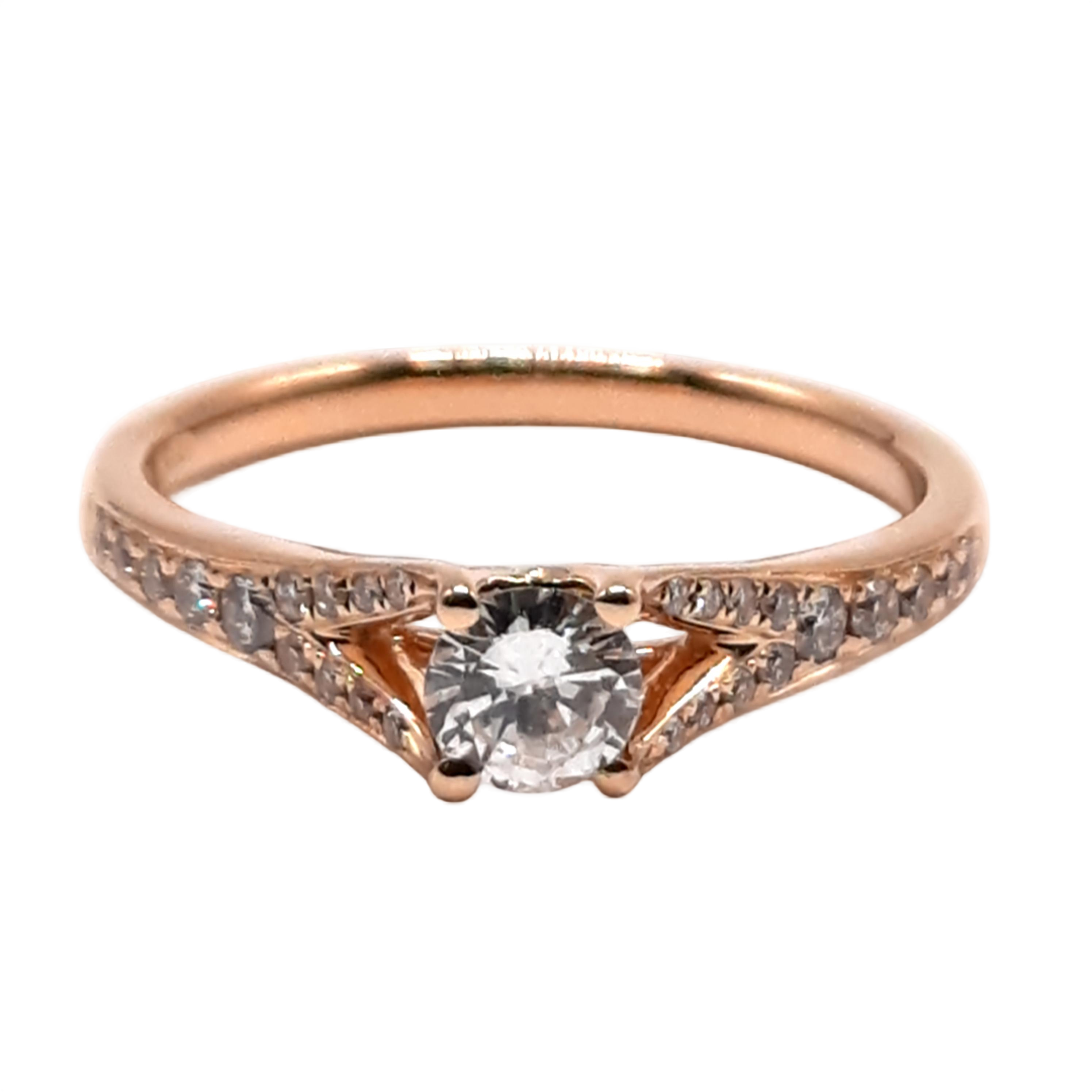 Ontdek de schitterende verlovingsring model 007 met een tijdloos ontwerp. Deze gouden ring van 18 karaat is bezet met 27 briljantgeslepen diamanten van in totaal 0,50ct, met SI1 zuiverheid en H-kleur. Perfect voor een huwelijksaanzoek. Draag deze elegante ring vol vertrouwen en laat je liefde stralen. Beschikbare maat: 53.