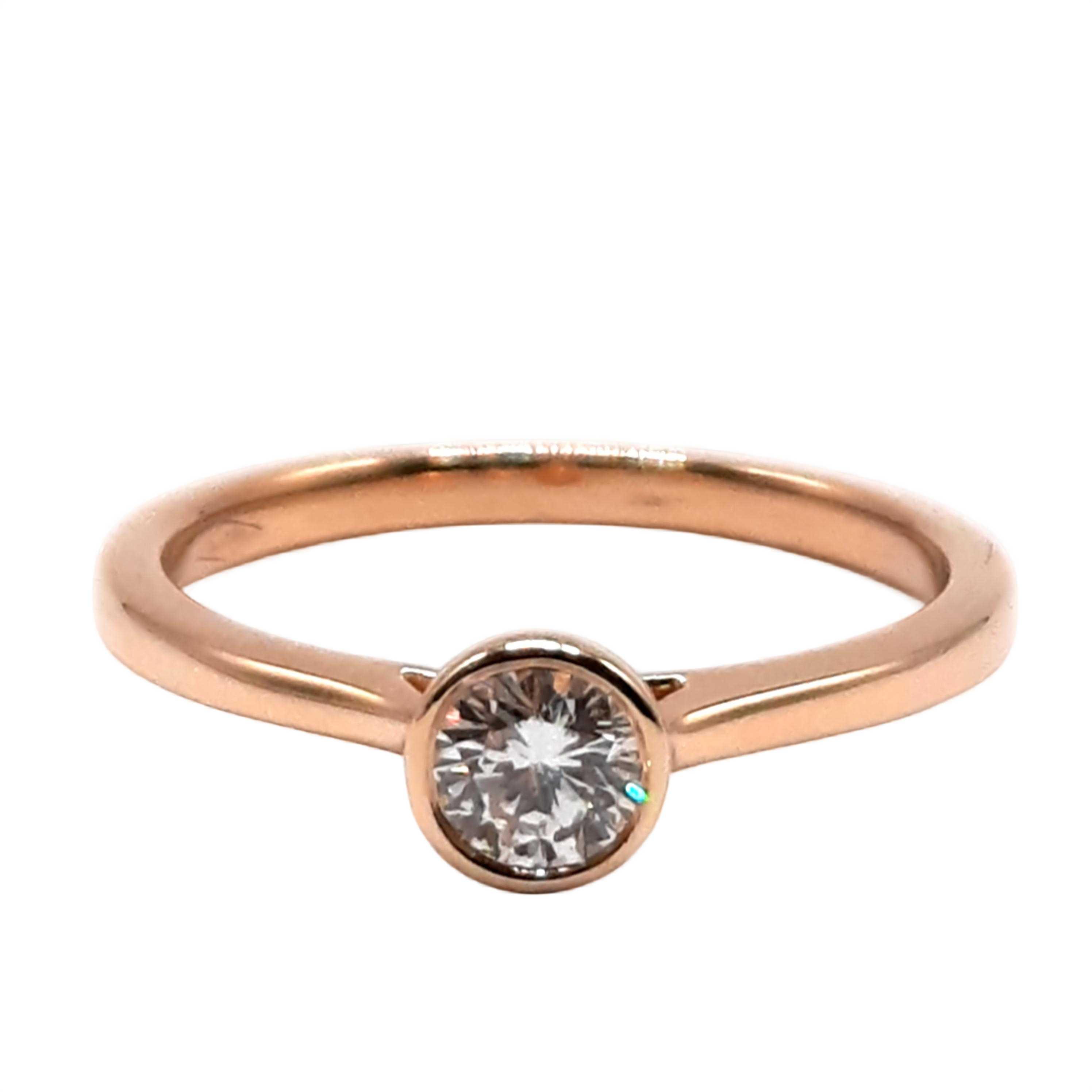 Verlovingsring-Diamant si h .35ct, modelnummer 005, is een betoverende 18-karaats gouden ring met een briljant geslepen diamant van 0,35ct in de kleur H. Deze goudkleurige ring, maat 53, is perfect voor een verloving. Draag het als symbool van liefde en toewijding. Ideaal om dagelijks te dragen of tijdens speciale gelegenheden.