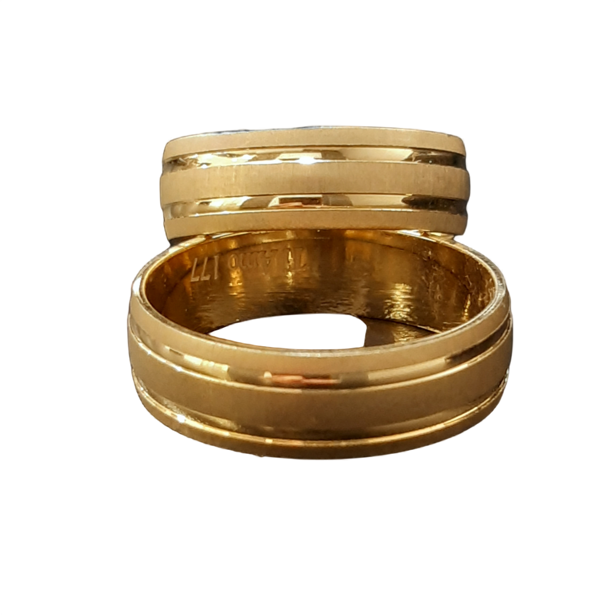 De gouden trouwringen 14kt, modelnummer BREA-0002514, stralen elegantie en duurzaamheid uit. Deze ringen zijn ideaal voor dagelijks dragen en speciaal ontworpen voor comfort en stijl. Draag ze met trots als symbool van eeuwige liefde en toewijding. Perfect om te combineren met andere sieraden of als opvallend statement stuk.

Voel de liefde, draag de geschiedenis.