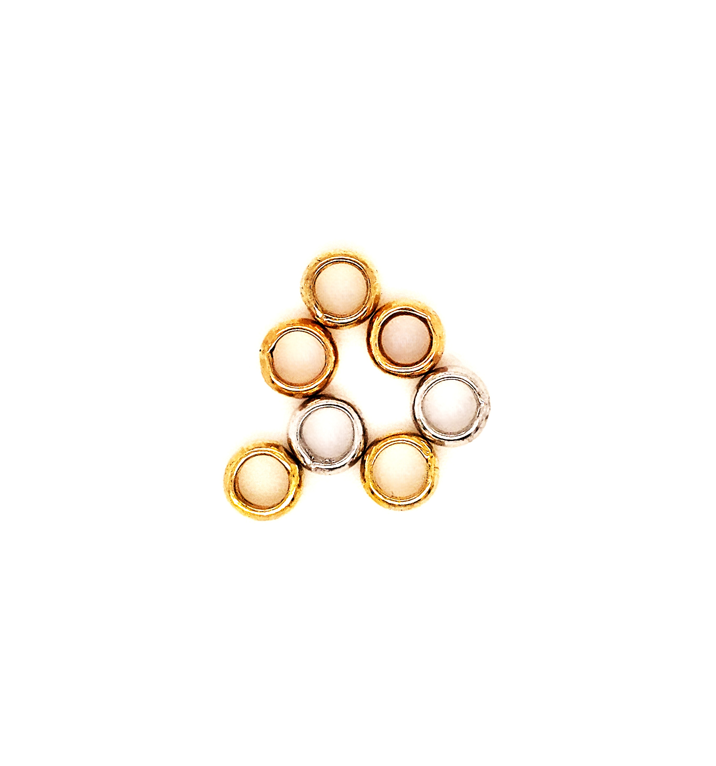 De gouden hanger met modelnummer GOUDEN HANGER RINGETJES is een elegant sieraad, perfect als aanvulling op je collectie. Deze hanger, volledig gemaakt van goud, heeft een verfijnde uitstraling. Draag deze hanger aan een ketting om je hals te laten stralen en een stijlvolle, tijdloze look te cre&euml;ren. Een must-have voor elke liefhebber van sieraden.