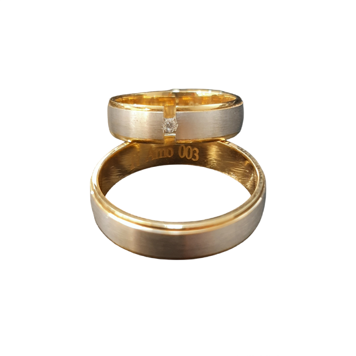 De Gouden TRW ring, modelnummer BREA-0002513, is een prachtige trouwring die perfect is voor uw speciale dag. Deze elegante ring, passend bij de gelegenheid, draagt bij aan een tijdloos en klassiek uiterlijk. Draag de ring op de ringvinger van uw linkerhand als symbool van uw huwelijk en liefdevolle verbintenis. Perfect voor elke bruiloft!