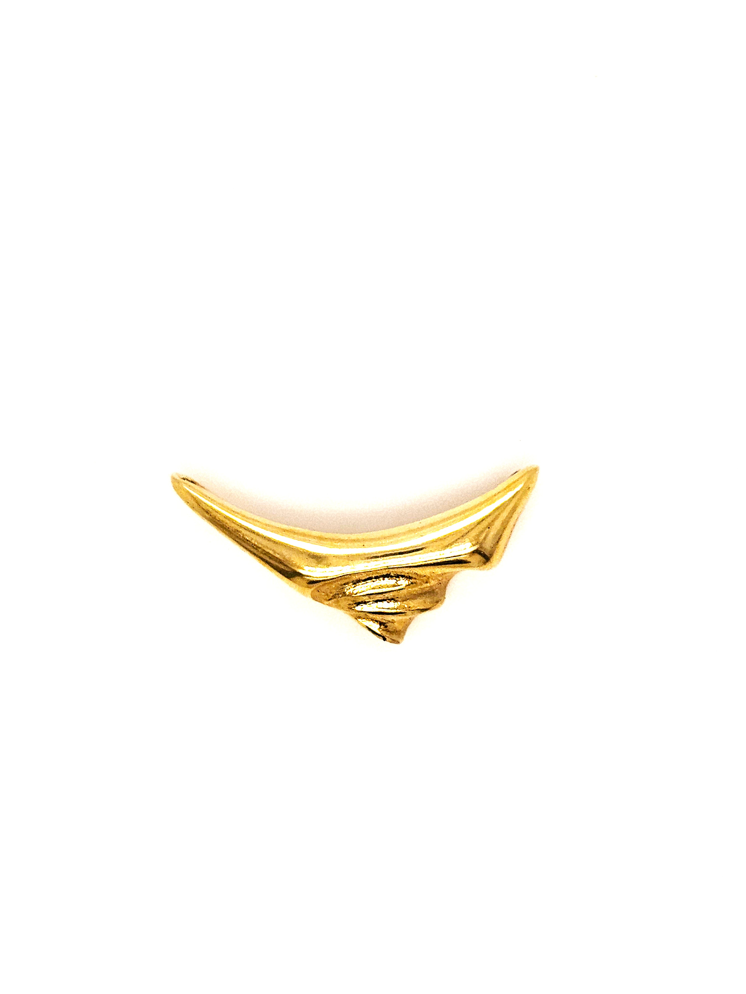 De Gouden Hanger A22 is een prachtige gouden hanger, ideaal als sieraad om je look compleet te maken. Dit hanger sieraad schittert in zijn eenvoud en verfijning. Draag het aan een elegante ketting voor een stijlvolle en tijdloze uitstraling. Perfect voor elke gelegenheid en als betekenisvol cadeau. Voeg luxe toe aan je collectie!