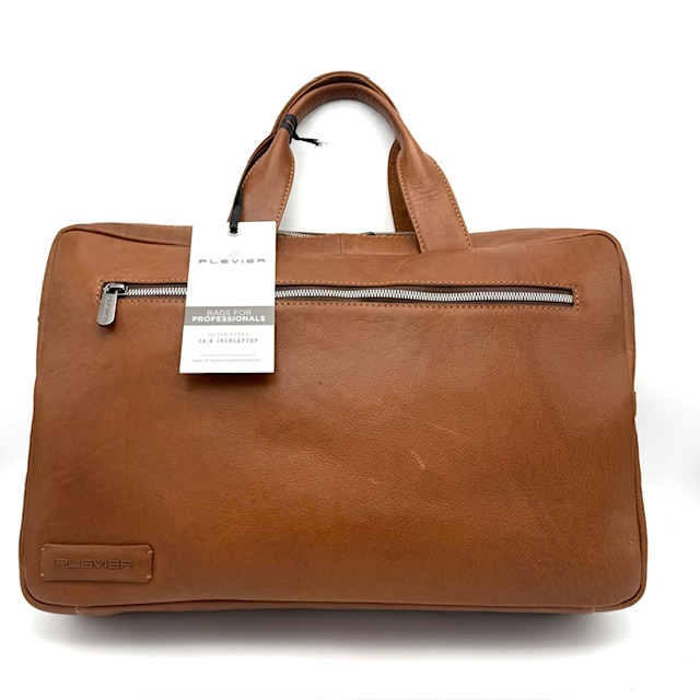 Laptoptas van Volrund Leer in Kleur Cognac &ndash; 42 cm
Deze stijlvolle laptoptas van volrund leer in cognac combineert tijdloos design met praktische functionaliteit. Dankzij het royale formaat van 28 cm hoog x 42 cm breed x 9,5 cm diep is deze leren werktas perfect geschikt voor dagelijks zakelijk gebruik, kantoor, studie of zakelijke reizen.
Hoogwaardig volrund leer &ndash; Duurzaam & Karaktervol
De tas is vervaardigd uit 100% volrund leer, een premium leersoort die bekend staat om zijn natuurlijke uitstraling, soepele structuur en lange levensduur. De warme cognac kleur geeft de tas een luxe en professionele look die met de jaren alleen maar mooier wordt.
Slimme Indeling & Optimale Bescherming
De leren laptoptas beschikt over:
Een ruim hoofdvak met een gevoerd laptopcompartiment
Twee elastische binnenvakken voor een muis en oplaadsnoer
Een praktische voorrits voor snelle toegang tot accessoires
Twee dubbele topritsen voor overzichtelijke opening
Hierdoor blijven je laptop, documenten en accessoires veilig en georganiseerd opgeborgen.
Comfortabel te Dragen
Twee stevige korte handgrepen
Een lange, verstelbare en afneembare schouderriem
Draag de tas in de hand of comfortabel over de schouder &ndash; ideaal voor onderweg.