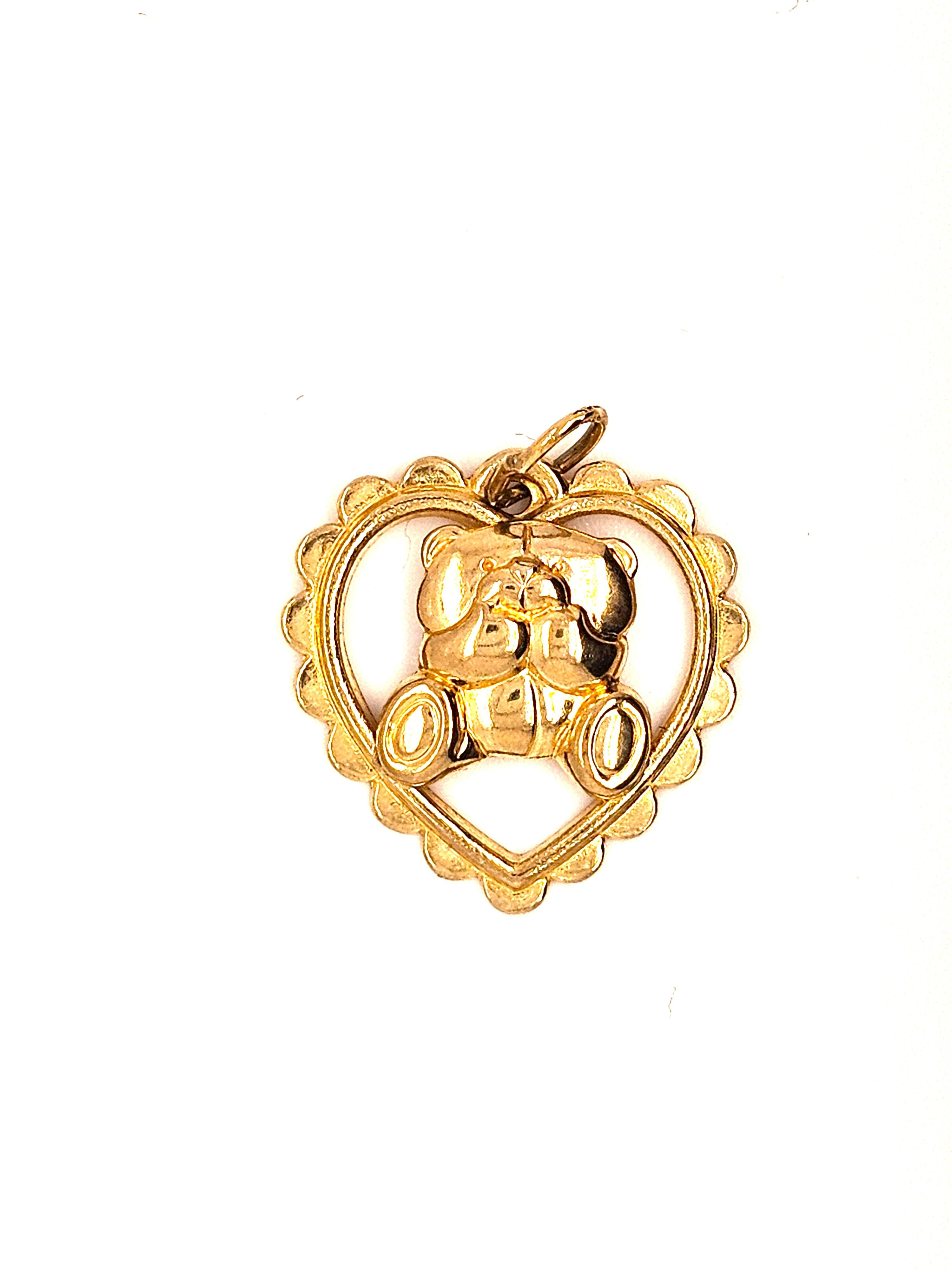 De Gouden Hanger Beertje met modelnummer GOUDEN HANGER BEERTJE, is een verfijnde gouden hanger in de categorie "Sieraden". Dit schattige beertje is gemaakt van hoogwaardig goud en valt binnen de sieradengroep "Hanger". Draag deze hanger aan een fijne ketting voor een elegante en speelse touch aan elke outfit. Perfect voor dagelijks gebruik!
