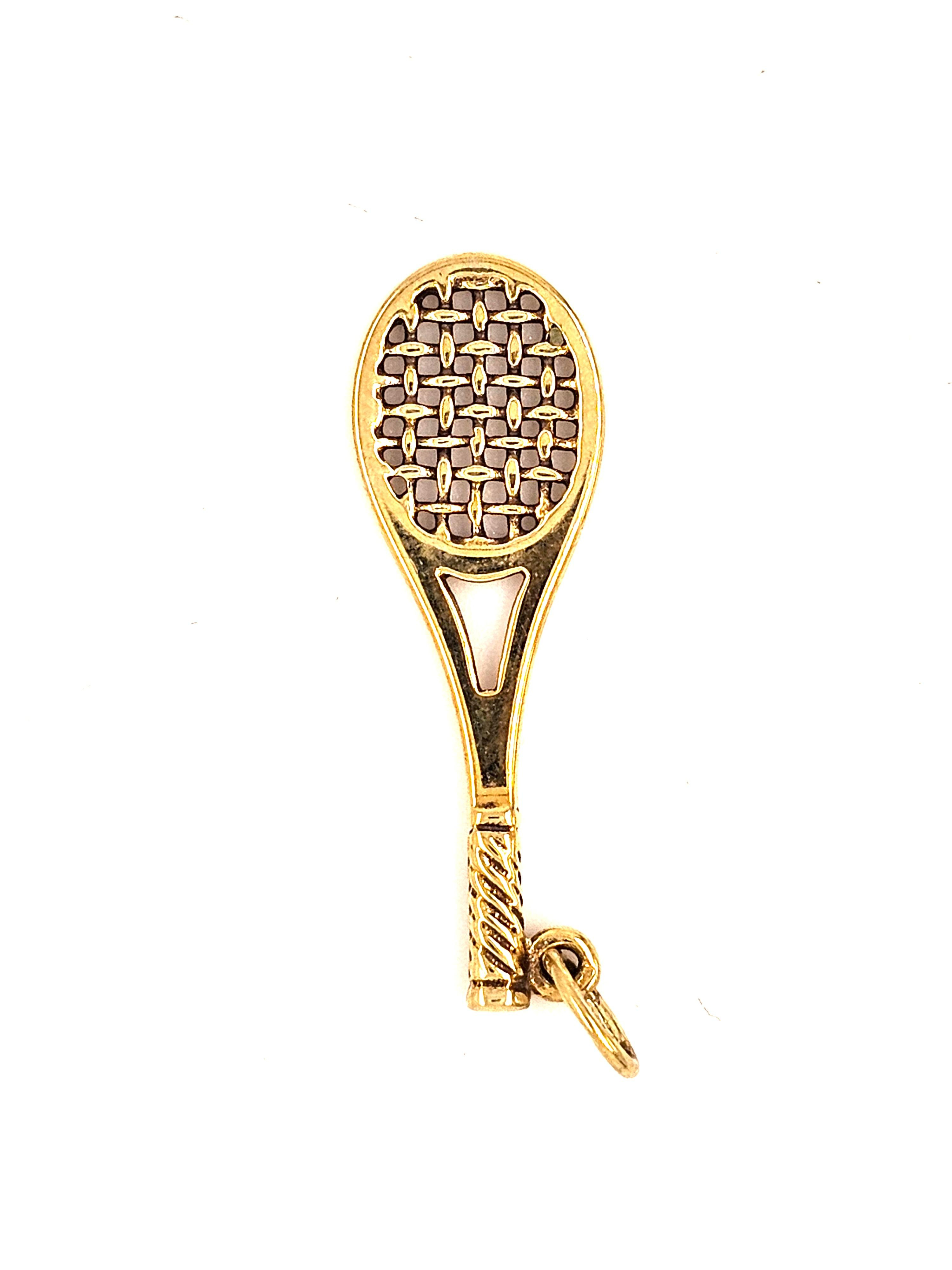 De gouden hanger met modelnummer GOUDEN HANGER TENNISRACKET is een verfijnd sieraad in de categorie JEWEL. Het is een elegant PENDANT gemaakt van hoogwaardig GOUD. Draag deze hanger aan een ketting voor een stijlvolle en sportieve look. Perfect te combineren met zowel casual als formele outfits voor een vleugje luxe.