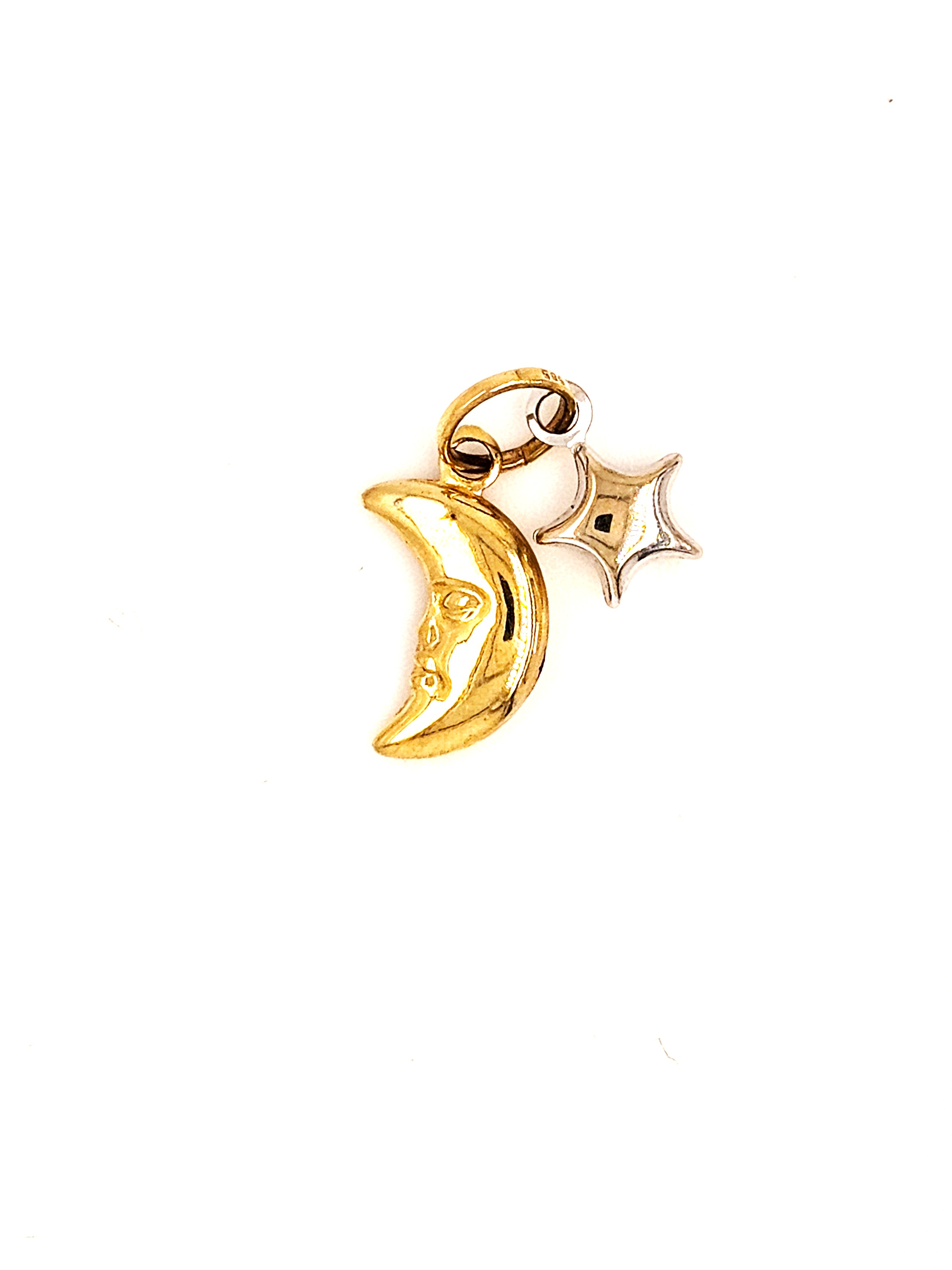 De Gouden Hanger Maantje, met modelnummer GOUDEN HANGER MAANTJE, is een verfijnde gouden hanger die je stijl extra glans geeft. Dit prachtige sieraad, gemaakt van hoogwaardig goud, is een perfecte aanvulling voor elke collectie. Draag het als een elegant middelpunt aan een verfijnde ketting voor een subtiele, maar betoverende look.