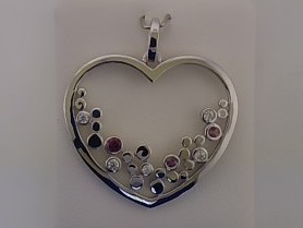 Entdecken Sie den funkelnden Zirkonia-Herzanh&auml;nger. Dieses elegante Accessoire verleiht jedem Outfit einen Hauch von Glamour. Tragen Sie ihn an einer feinen Halskette oder einem Silber Omegareif. Perfekt f&uuml;r jeden Anlass und ein Muss f&uuml;r Schmuckliebhaber.