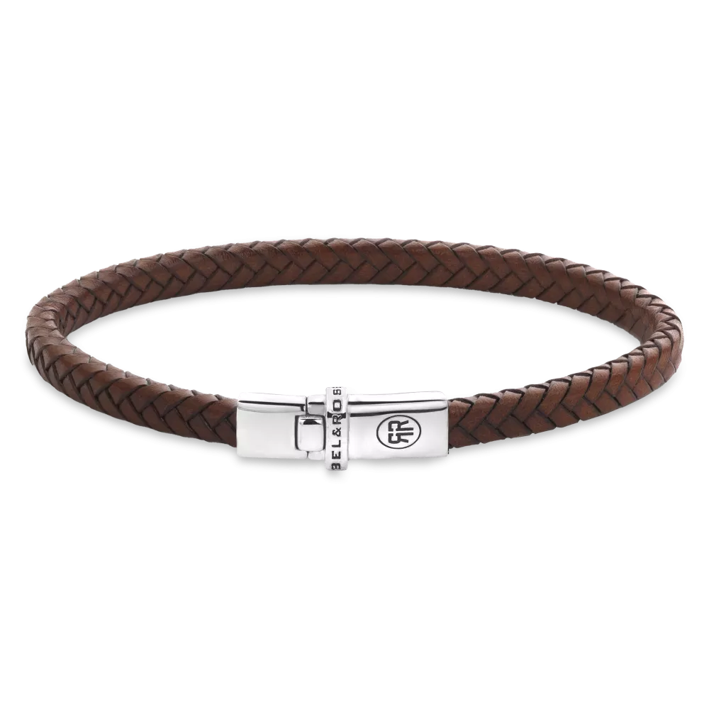 De Xtra Small Braided armband van Rebel and Rose is een handgemaakte armband met volledig zilveren sluiting. Het cognac bruine leer is 5 mm breed en met veel zorg en vakmanschap gelooid door de ambachtslieden van Rebel and Rose. Prachtig rundleer dat mooier en soepeler wordt naarmate je het langer draagt. Ze doen het perfect in combinatie met onze Sterling Zilveren armbanden, ringen en kralen armbanden. 