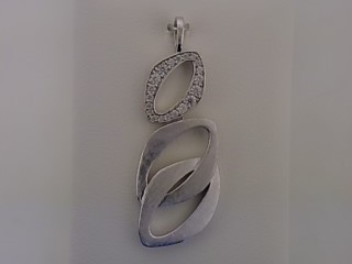 dieser stilvolle Zirkonia-Anh&auml;nger ist ideal f&uuml;r jeden Anlass. Tragen Sie ihn an einer feinen Kette, um Eleganz und Glanz zu Ihrem Outfit hinzuzuf&uuml;gen. Perfekt f&uuml;r den t&auml;glichen Gebrauch oder besondere Anl&auml;sse. Verleihen Sie Ihrem Look das gewisse Etwas mit diesem funkelnden Schmuckst&uuml;ck. 