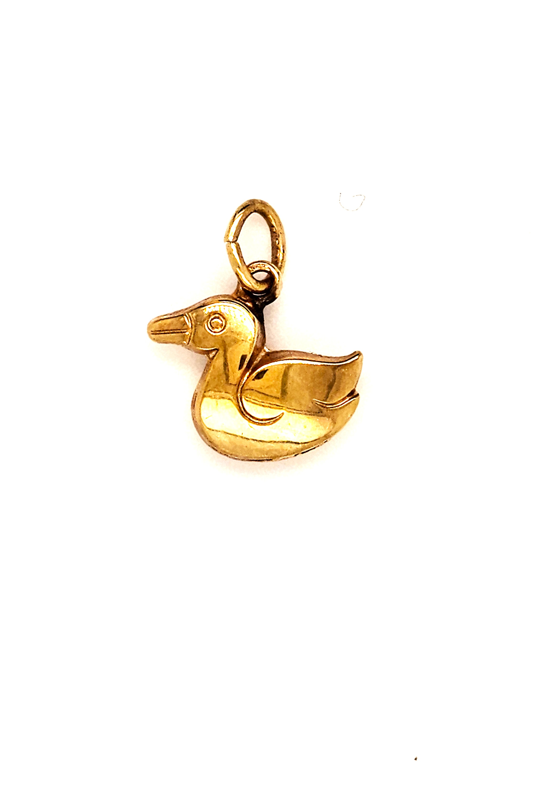 Deze gouden hanger eendje, modelnummer GOUDEN HANGER EENDJE, is een verfijnde juweelstuk in de categorie "JEWEL", perfect als hanger voor je ketting. Het is gemaakt van hoogwaardig goud, wat zorgt voor een elegante uitstraling. Draag het aan een delicate gouden ketting voor een subtiele en stijlvolle look die bij elke gelegenheid past.
