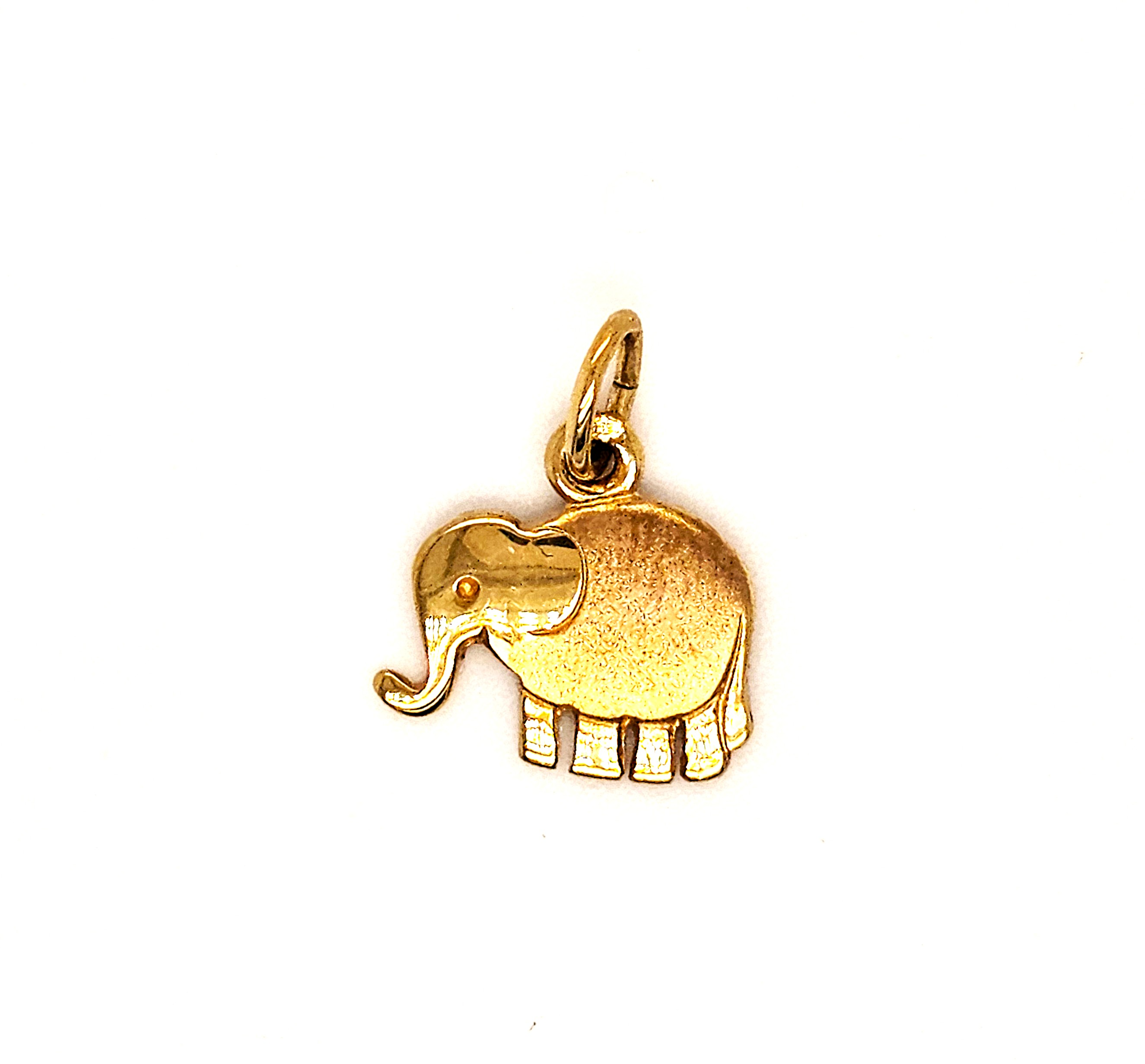 De gouden hanger olifantje, modelnummer GOUDEN HANGER OLIFANTJE, is een verfijnd juweel uit de categorie JUWELEN. Dit prachtige sieraad is een hanger gemaakt van hoogwaardig goud. Draag het aan een ketting voor een elegante look die elke outfit compleet maakt. Ideaal voor dagelijks gebruik of speciale gelegenheden, het olifantje symboliseert kracht en wijsheid.