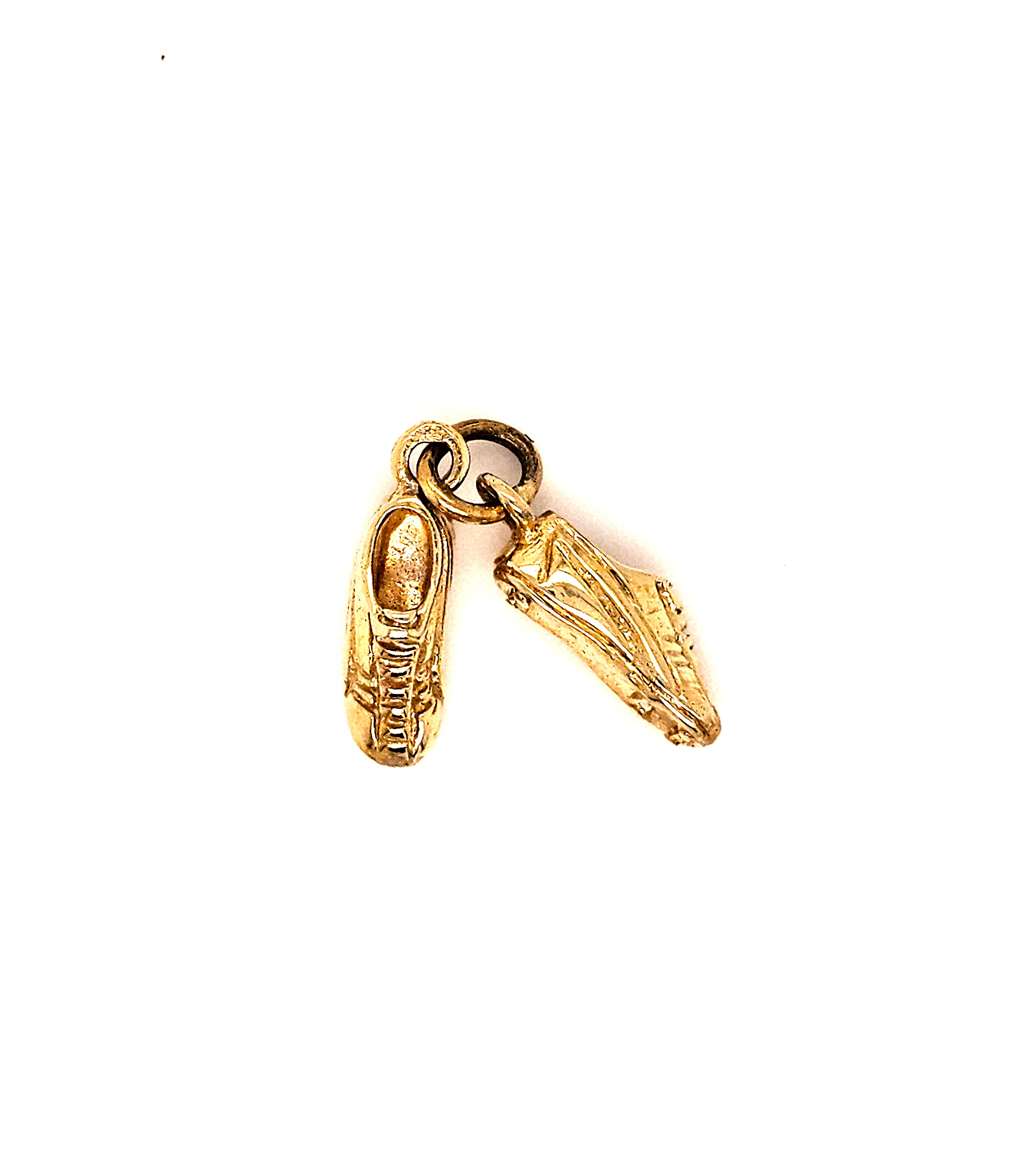 De gouden hanger voetbalschoentjes, modelnummer GOUDEN HANGER VOETBALSCHOENTJES, is een prachtige gouden hanger uit de categorie sieraden. Deze unieke hanger in de vorm van voetbalschoenen is perfect voor elke voetballiefhebber. Draag deze hanger als opvallende eyecatcher aan een dunne gouden ketting voor een elegante en sportieve look.